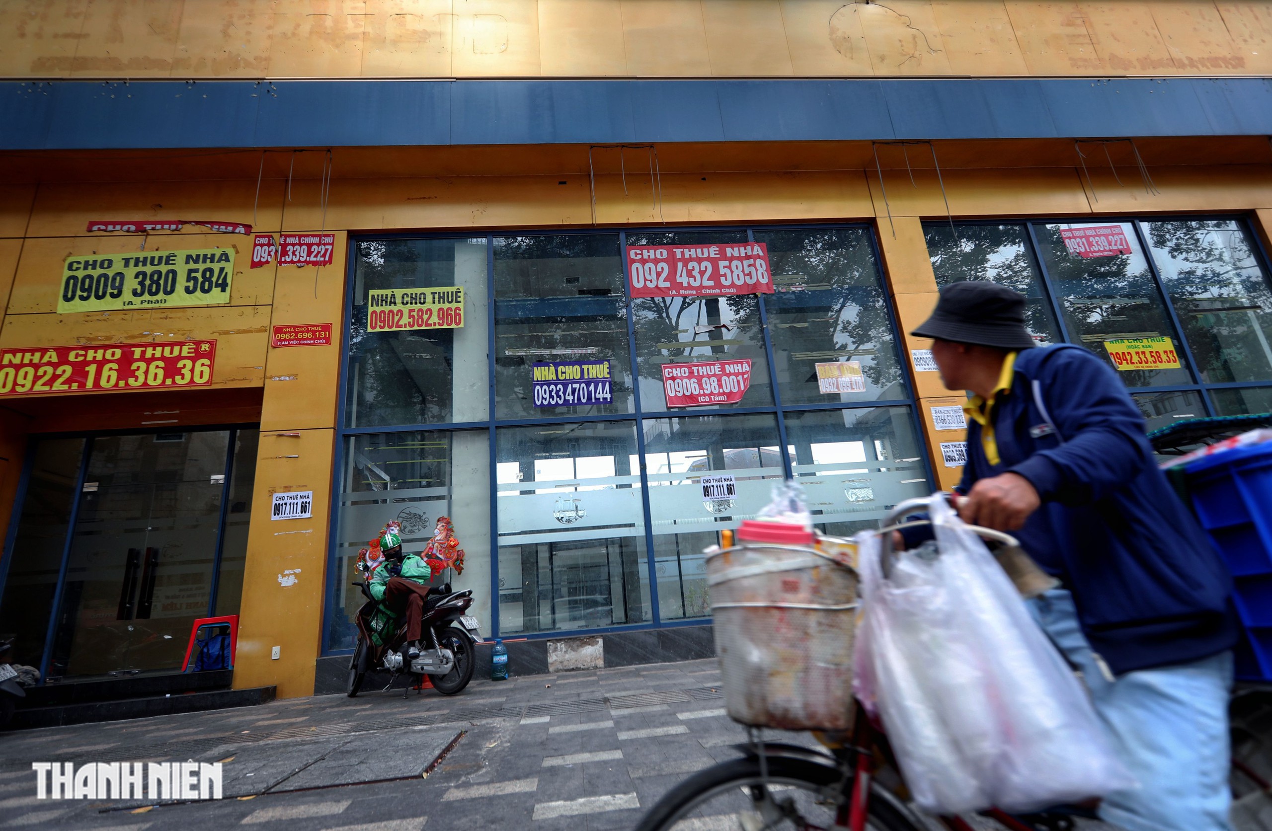 Hàng loạt 'mặt tiền vàng' trung tâm TP.HCM ế ẩm bỏ trống - Ảnh 7.