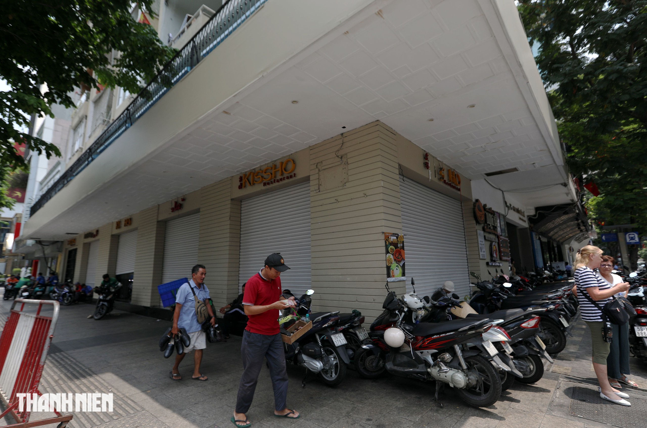 Hàng loạt 'mặt tiền vàng' trung tâm TP.HCM ế ẩm bỏ trống - Ảnh 4.