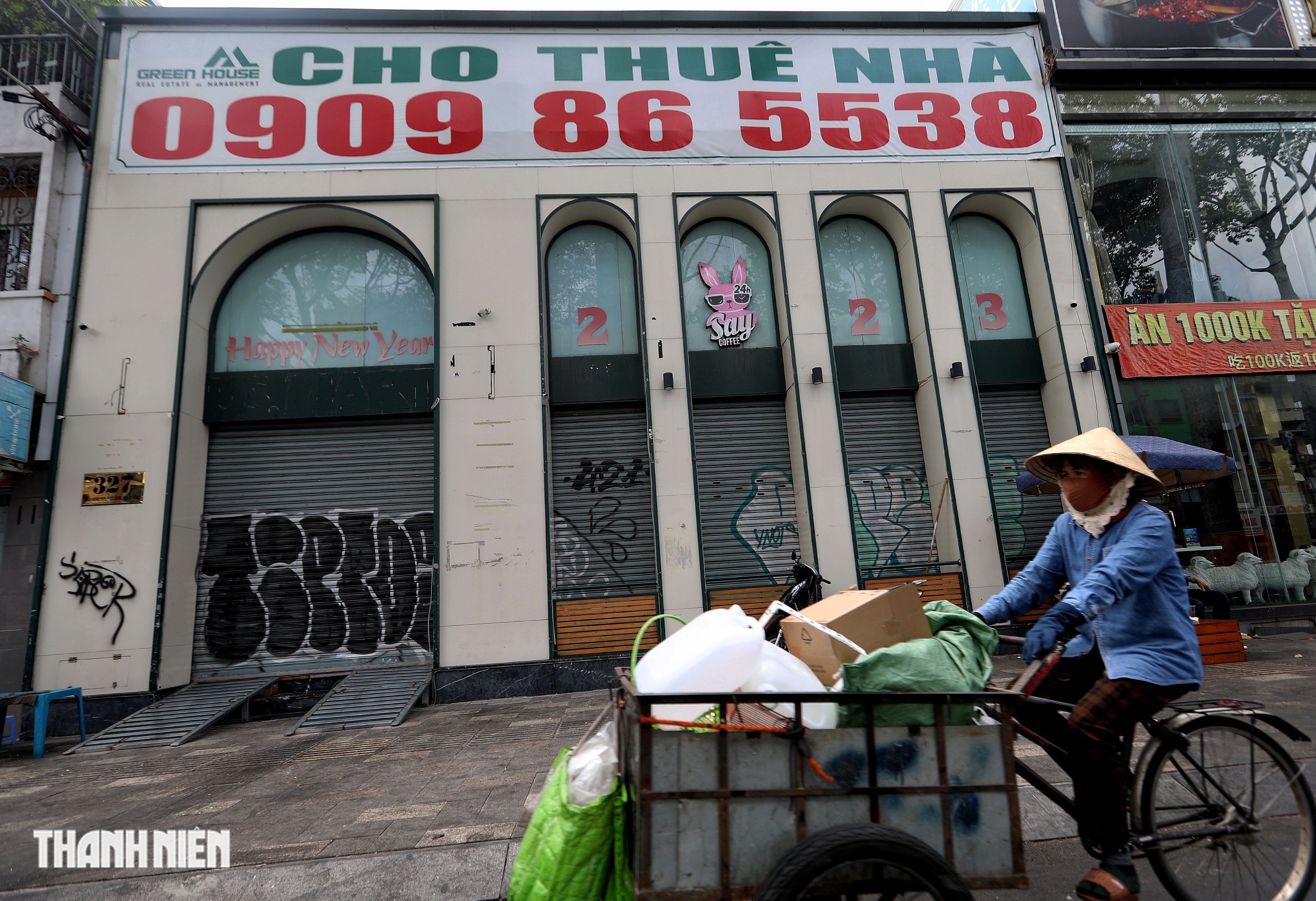 Hàng loạt 'mặt tiền vàng' trung tâm TP.HCM ế ẩm bỏ trống - Ảnh 1.