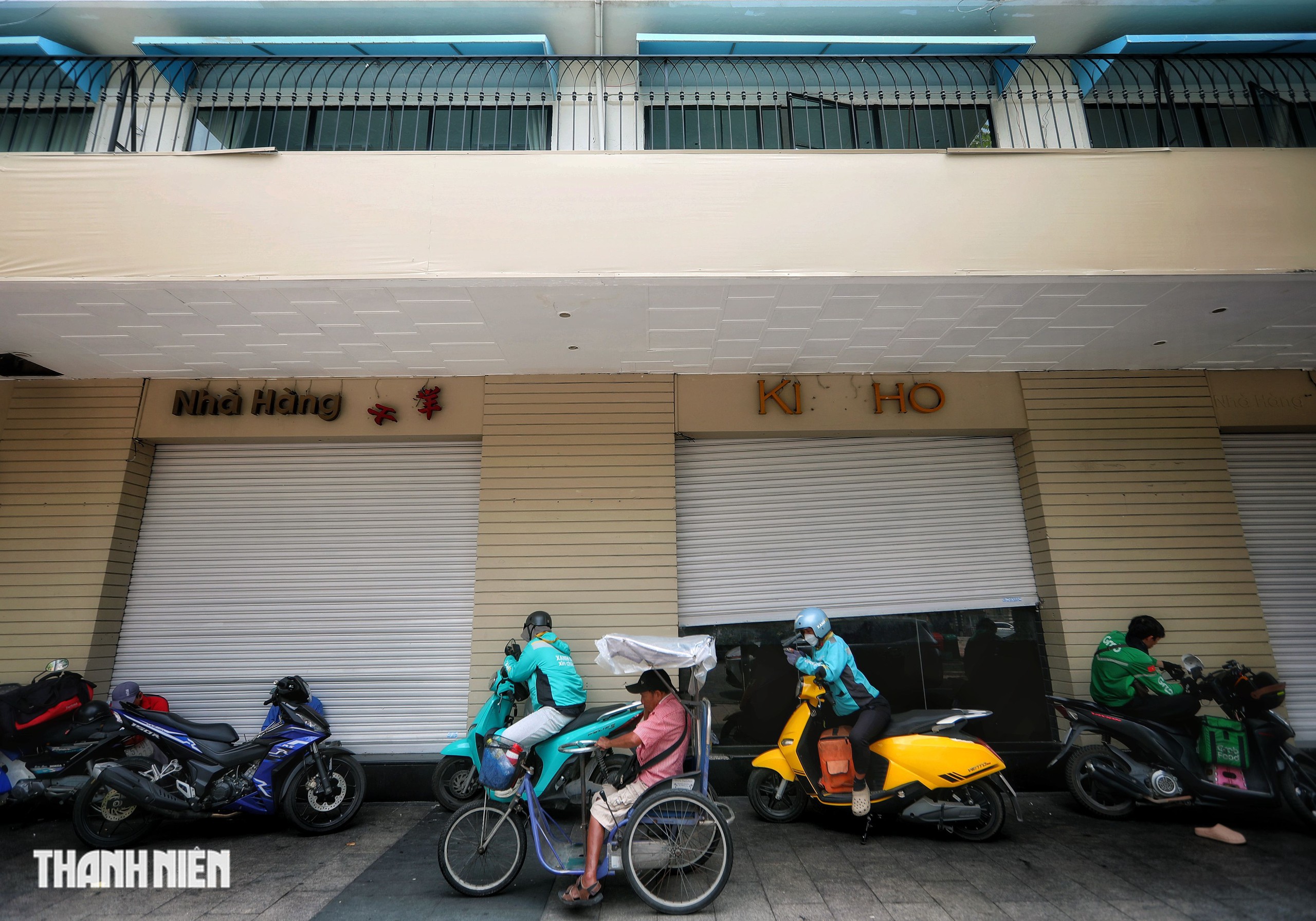 Hàng loạt 'mặt tiền vàng' trung tâm TP.HCM ế ẩm bỏ trống - Ảnh 3.