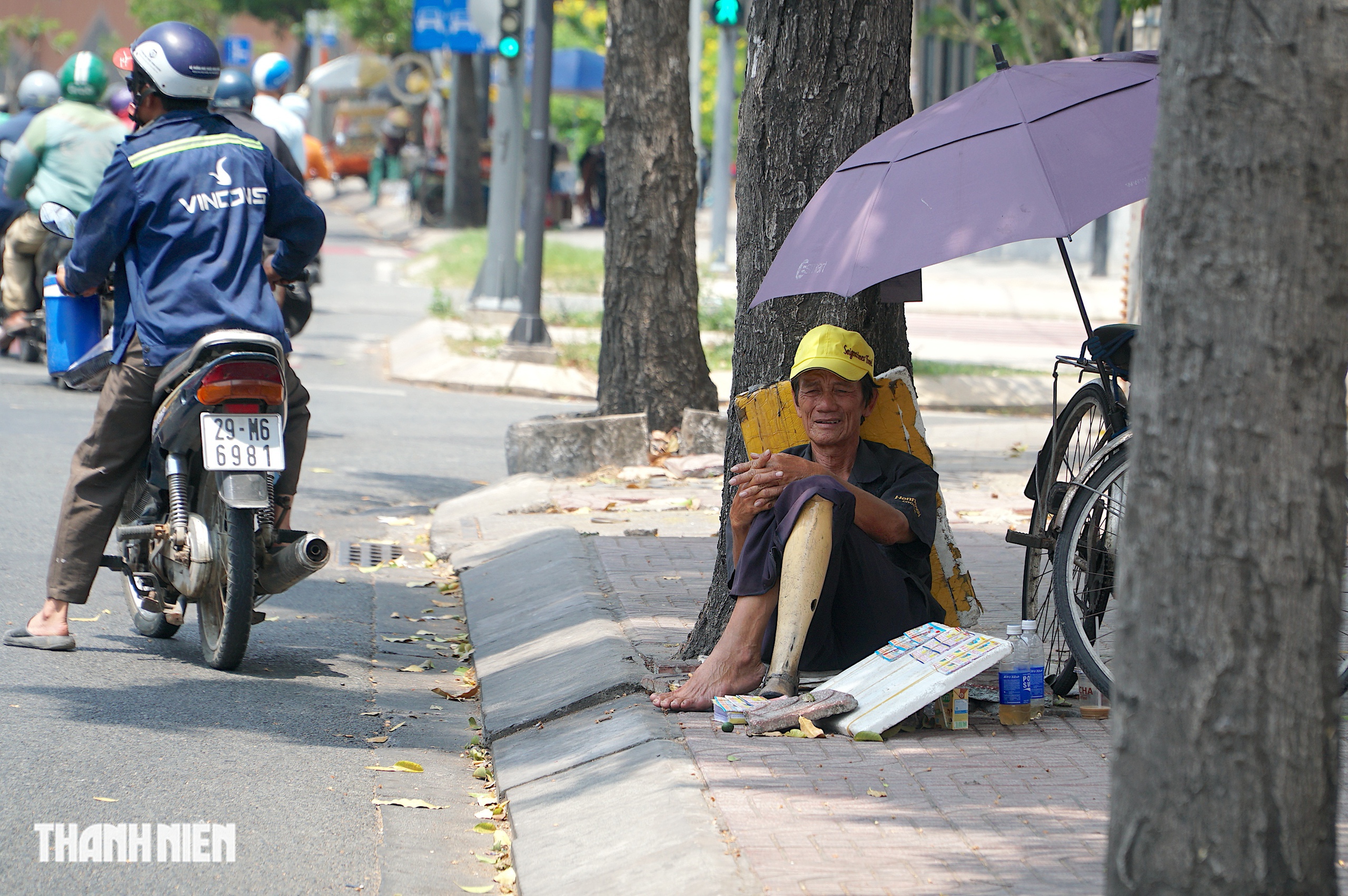 TP . HCM nắng nóng gay gắt: Người lao động tìm chốn mát dưới bóng cây , gầm cầu - Ảnh 9. TP . HCM nắng nóng gay gắt: Người lao động tìm chốn mát dưới bóng cây , gầm cầu - Ảnh 9.