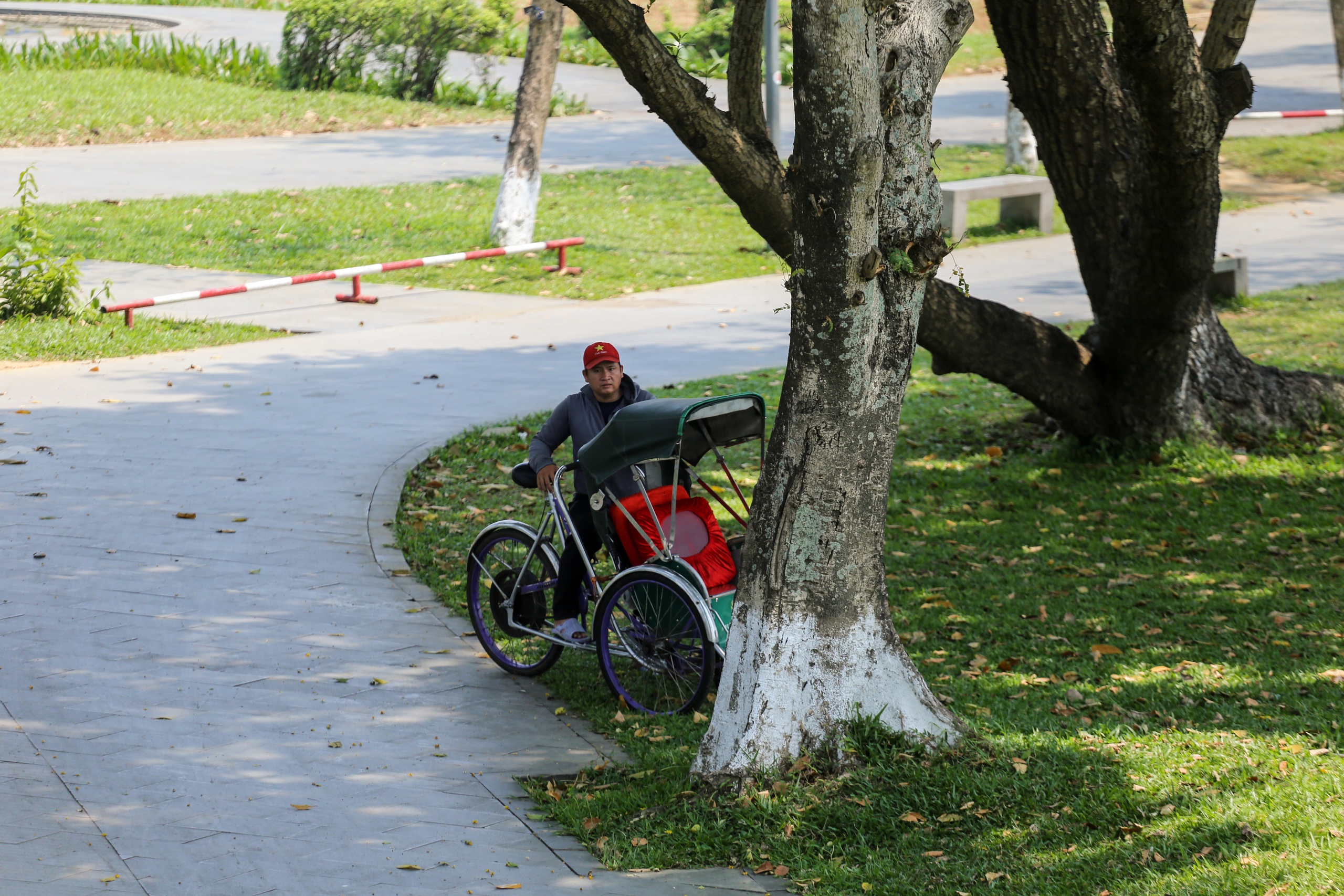 Nắng n&oacute;ng vượt đỉnh điểm, người lao động oằn m&igrave;nh: 'Thở th&ocirc;i cũng đủ mệt'- Ảnh 8.