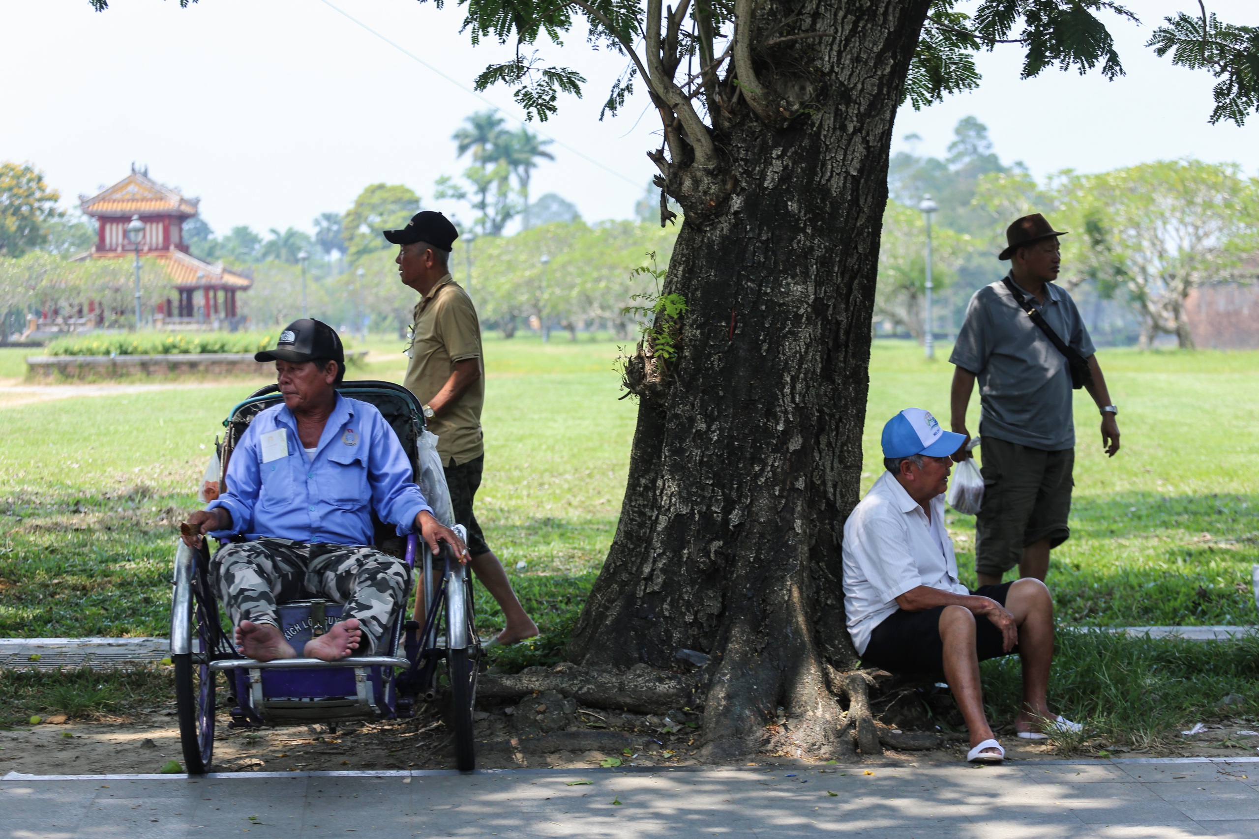 Nắng n&oacute;ng vượt đỉnh điểm, người lao động oằn m&igrave;nh: 'Thở th&ocirc;i cũng đủ mệt'- Ảnh 11.