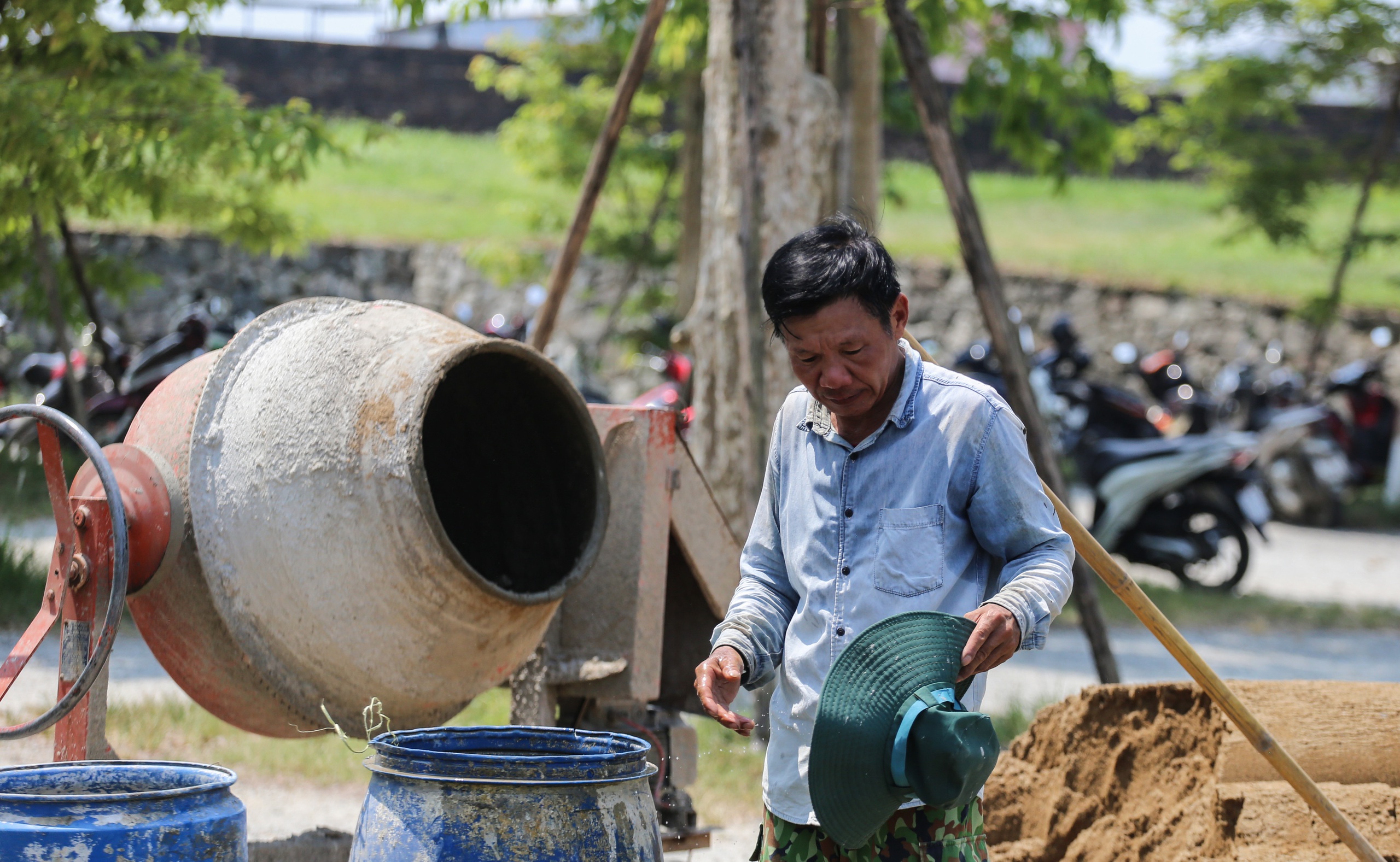 Nắng n&oacute;ng vượt đỉnh điểm, người lao động oằn m&igrave;nh: 'Thở th&ocirc;i cũng đủ mệt'- Ảnh 13.