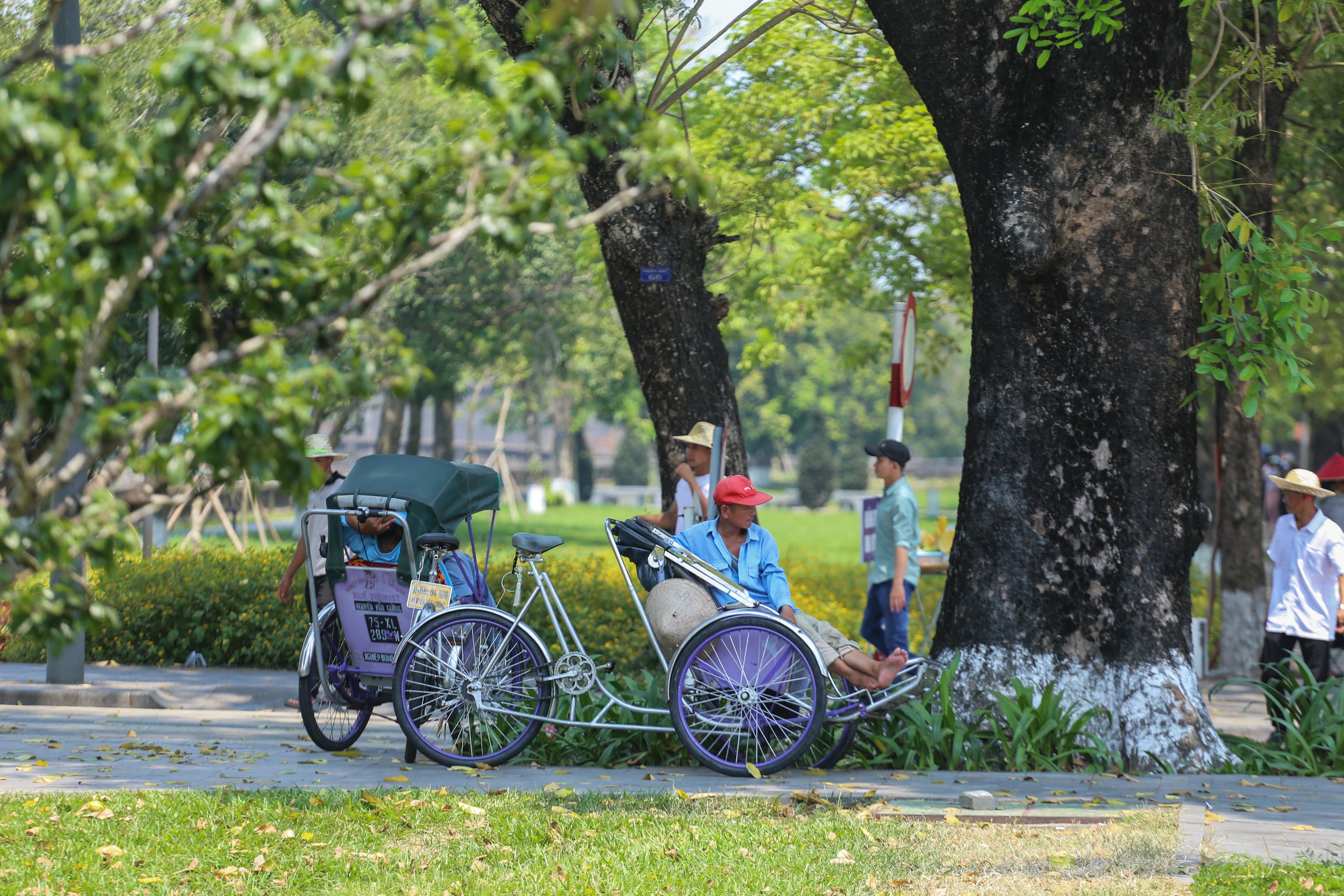 Nắng n&oacute;ng vượt đỉnh điểm, người lao động oằn m&igrave;nh: 'Thở th&ocirc;i cũng đủ mệt'- Ảnh 9.