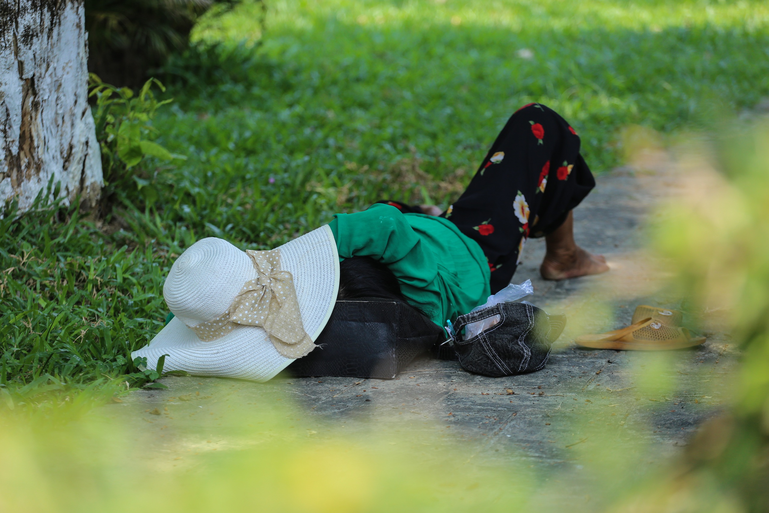 Nắng n&oacute;ng vượt đỉnh điểm, người lao động oằn m&igrave;nh: 'Thở th&ocirc;i cũng đủ mệt'- Ảnh 7.