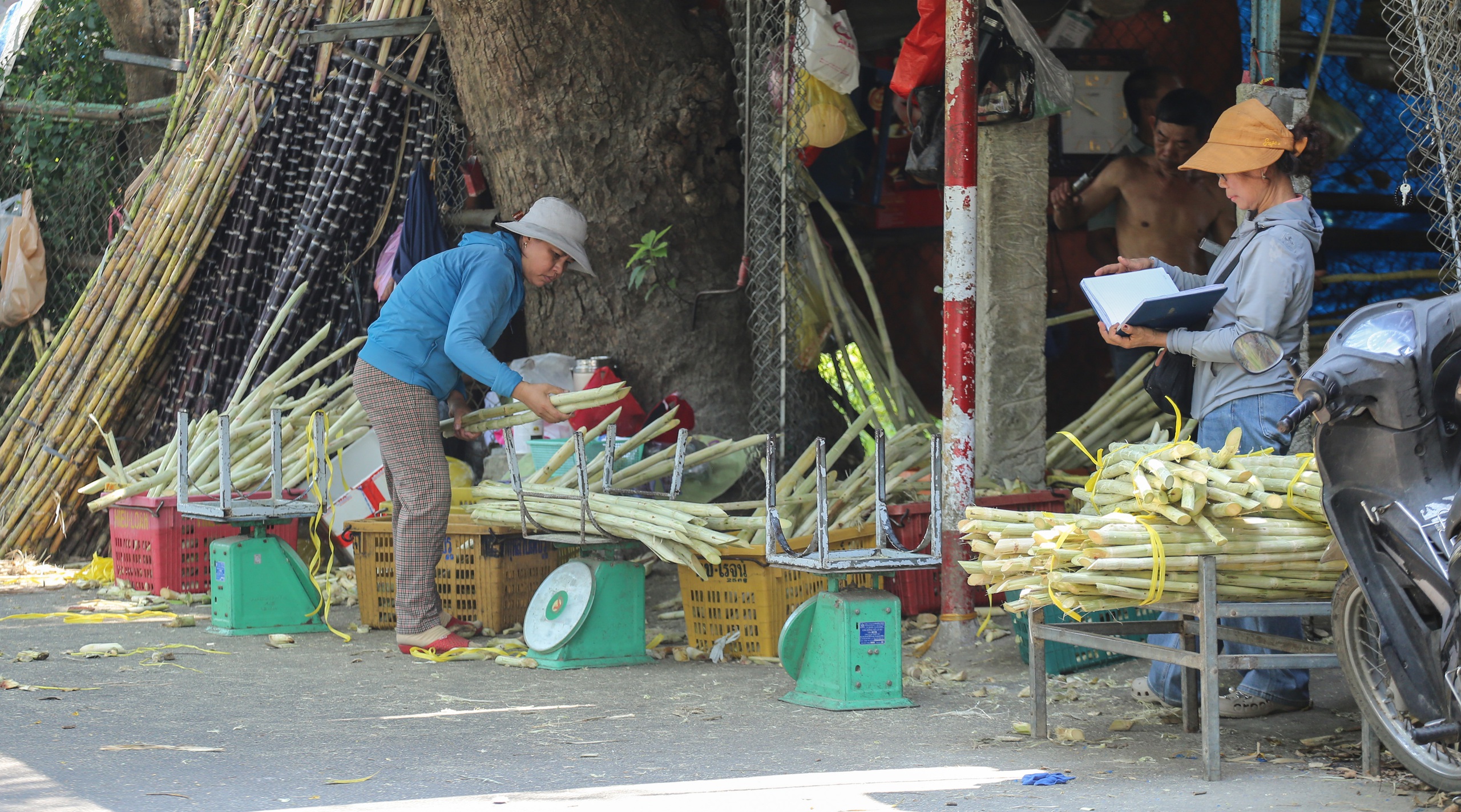 Nắng n&oacute;ng vượt đỉnh điểm, người lao động oằn m&igrave;nh: 'Thở th&ocirc;i cũng đủ mệt'- Ảnh 12.