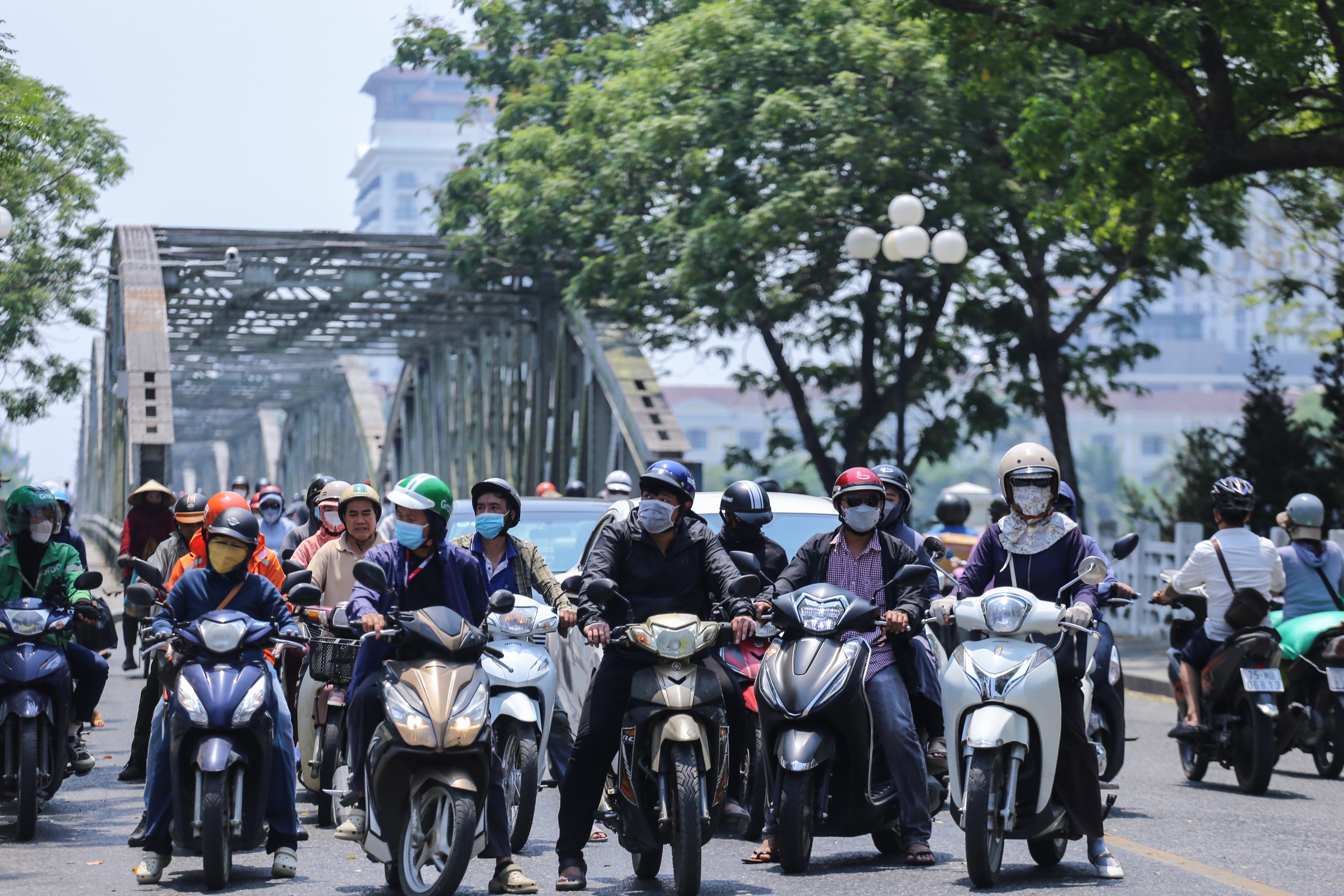 Nắng n&oacute;ng vượt đỉnh điểm, người lao động oằn m&igrave;nh: 'Thở th&ocirc;i cũng đủ mệt'- Ảnh 1.