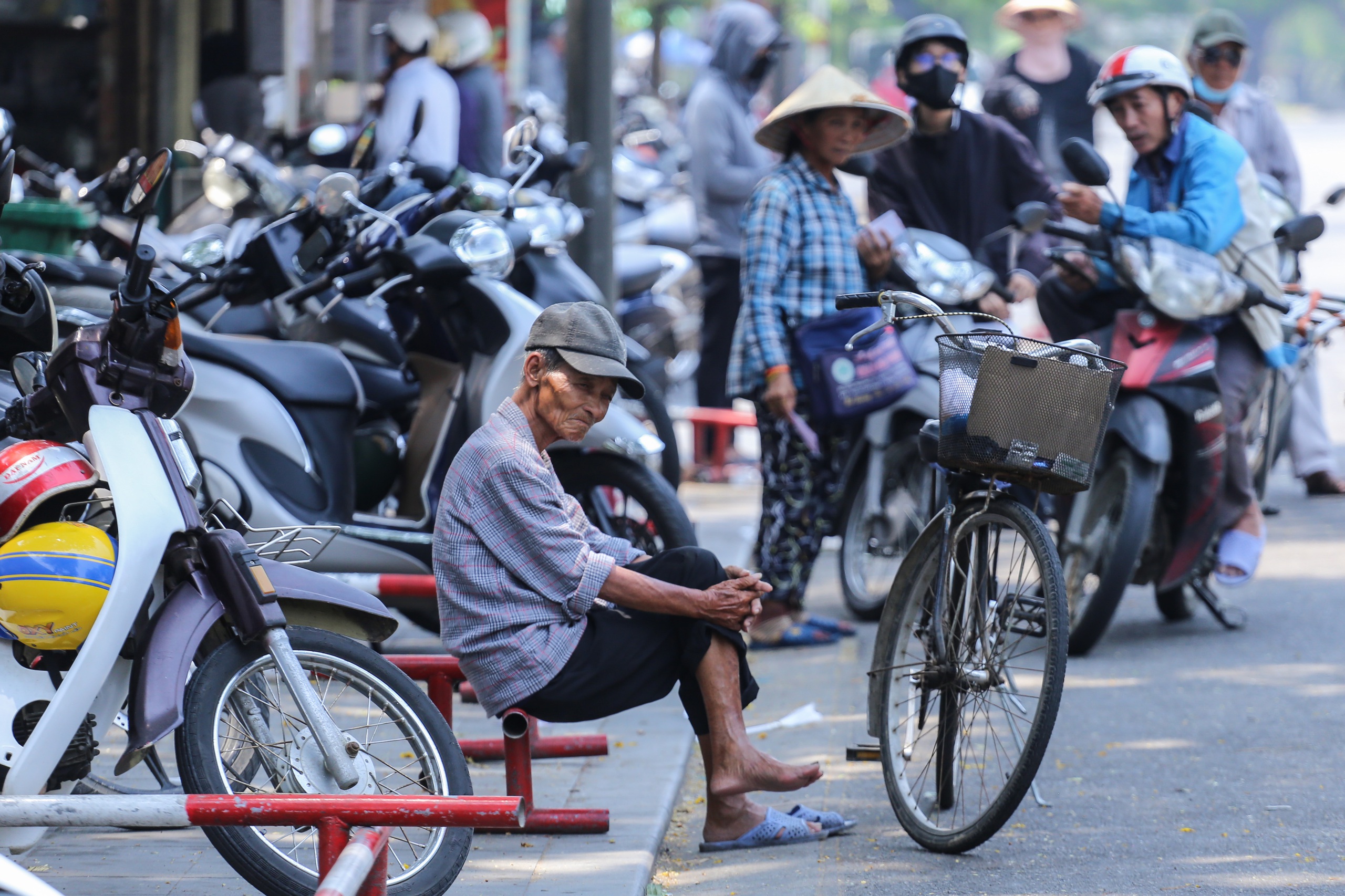 Nắng n&oacute;ng vượt đỉnh điểm, người lao động oằn m&igrave;nh: 'Thở th&ocirc;i cũng đủ mệt'- Ảnh 4.
