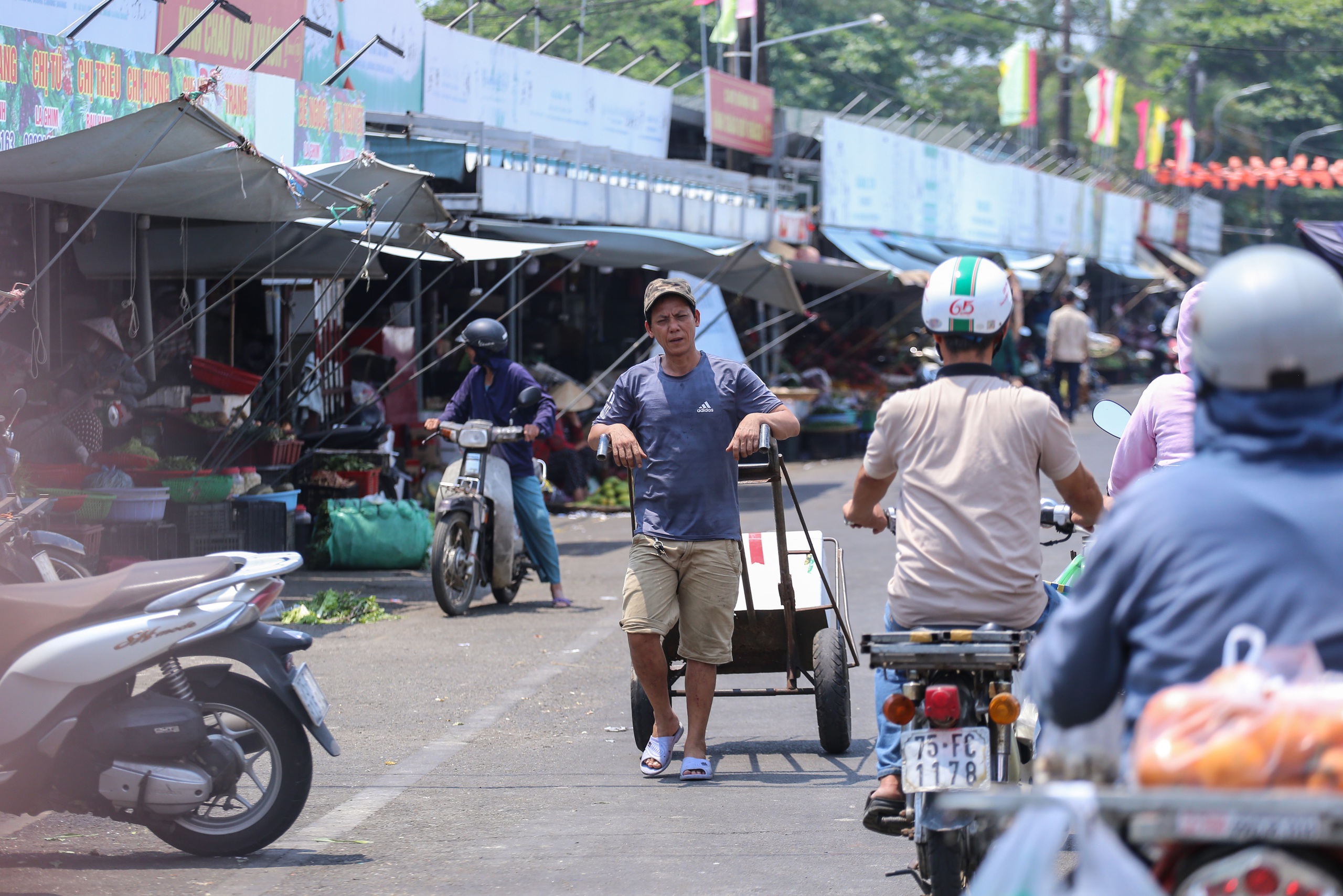 Nắng n&oacute;ng vượt đỉnh điểm, người lao động oằn m&igrave;nh: 'Thở th&ocirc;i cũng đủ mệt'- Ảnh 3.