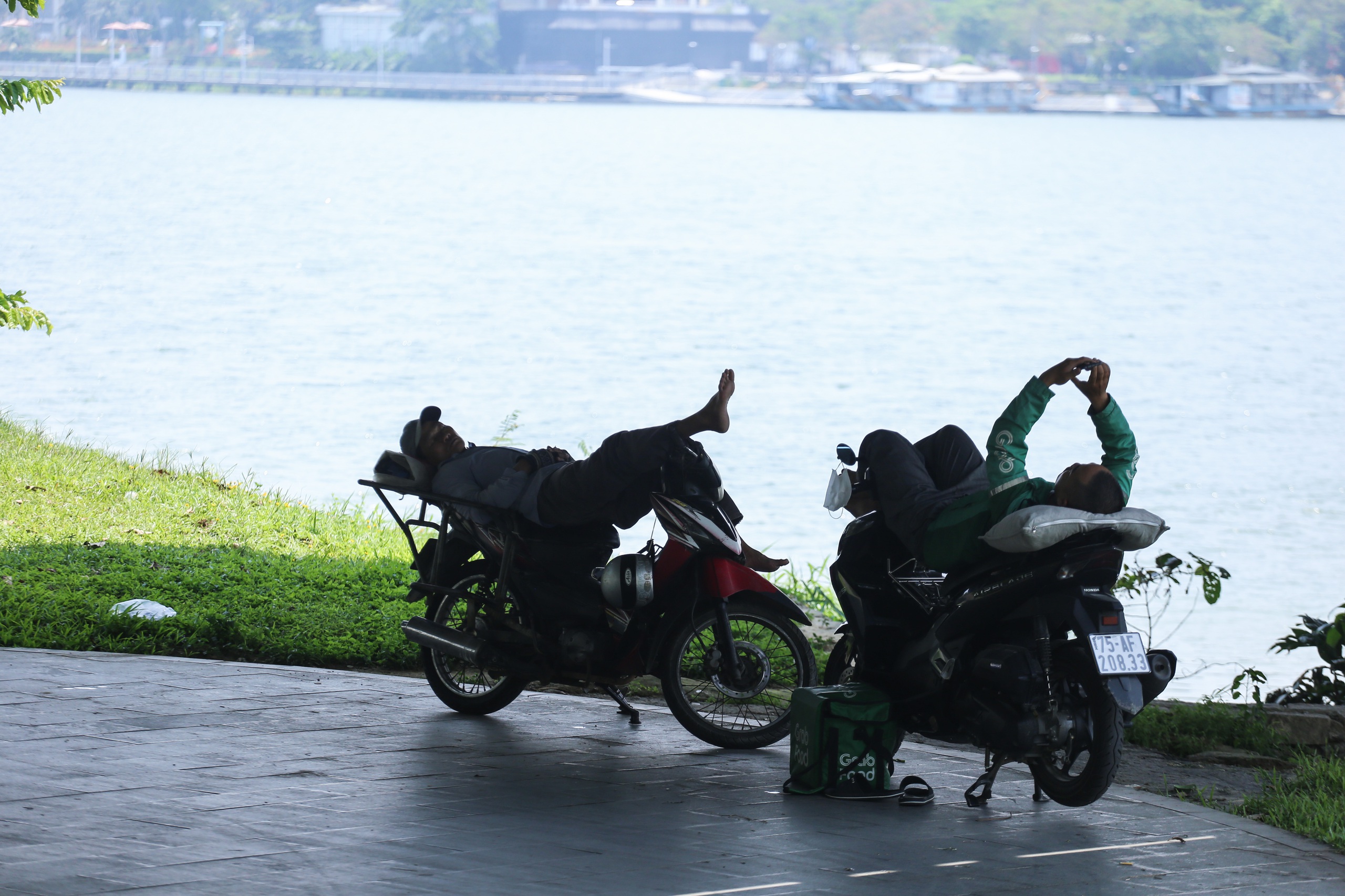 Nắng n&oacute;ng vượt đỉnh điểm, người lao động oằn m&igrave;nh: 'Thở th&ocirc;i cũng đủ mệt'- Ảnh 5.