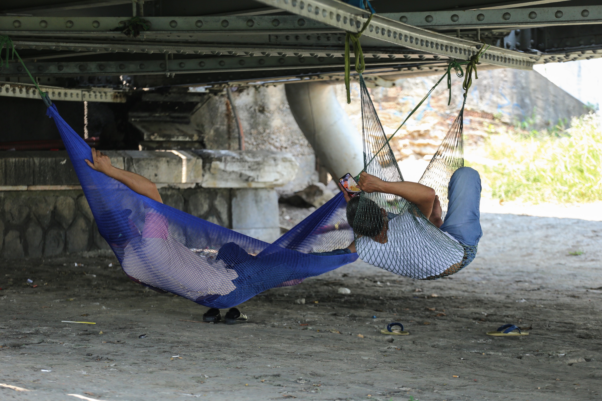 Nắng n&oacute;ng vượt đỉnh điểm, người lao động oằn m&igrave;nh: 'Thở th&ocirc;i cũng đủ mệt'- Ảnh 6.