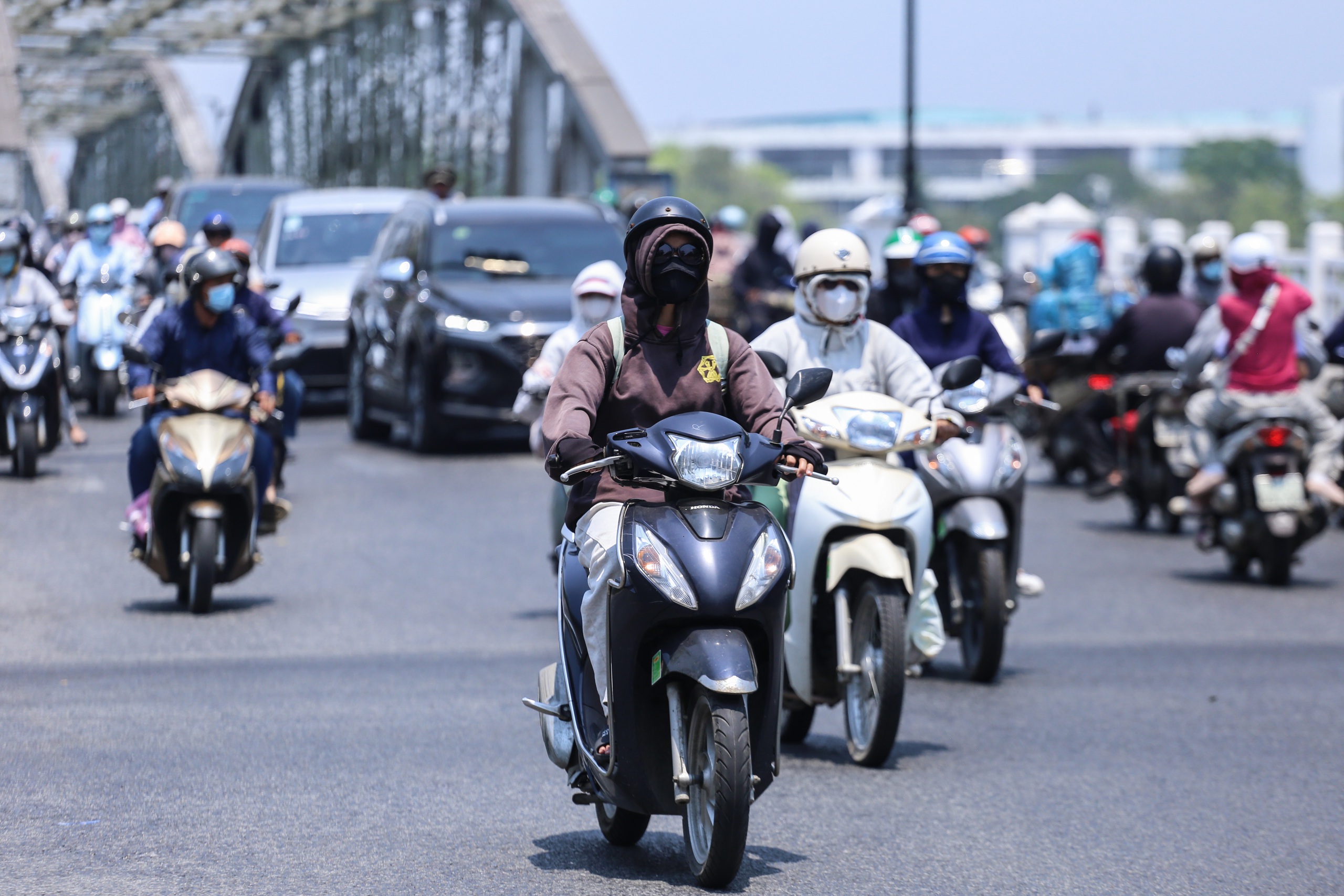 Nắng n&oacute;ng vượt đỉnh điểm, người lao động oằn m&igrave;nh: 'Thở th&ocirc;i cũng đủ mệt'- Ảnh 2.