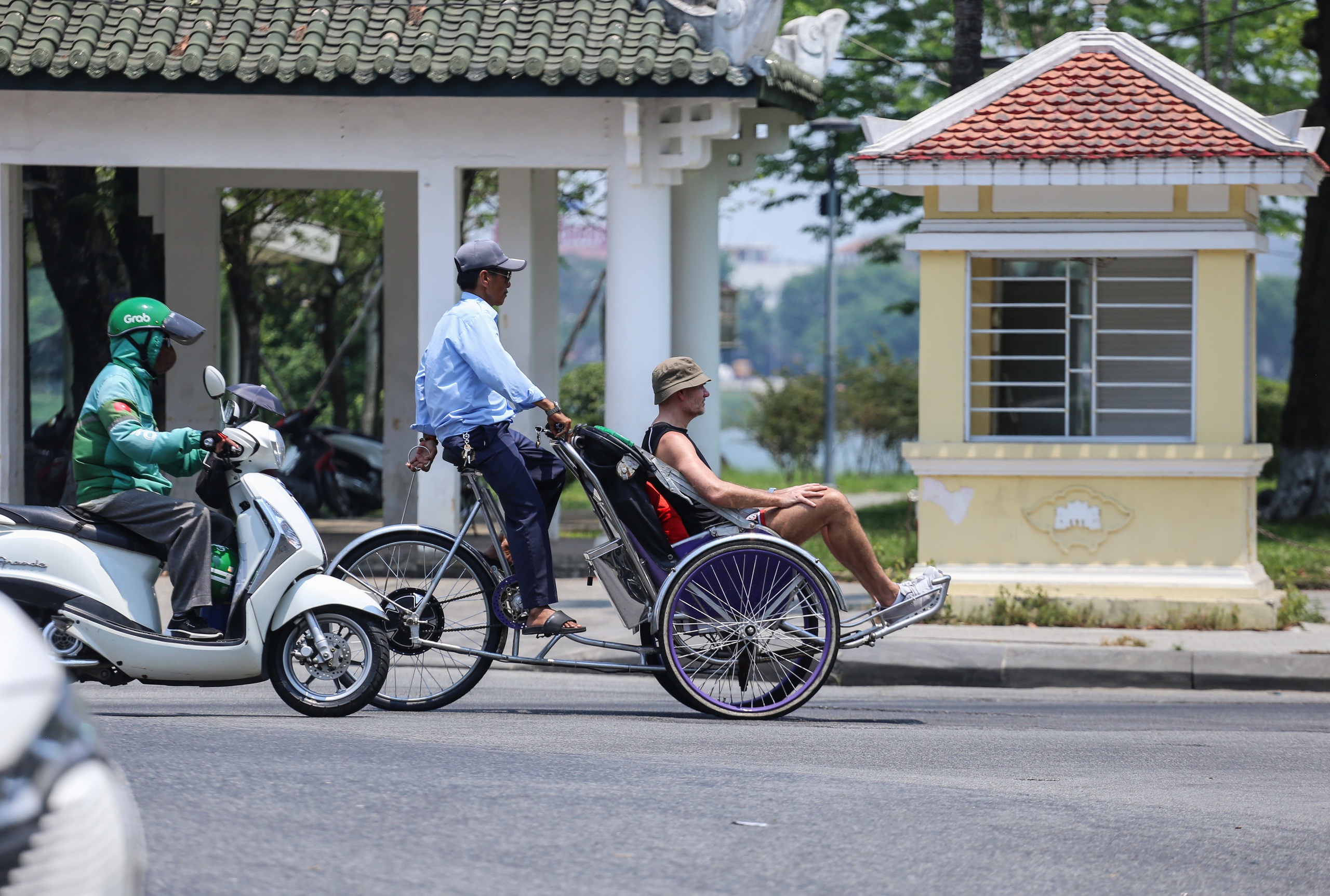 Nắng n&oacute;ng vượt đỉnh điểm, người lao động oằn m&igrave;nh: 'Thở th&ocirc;i cũng đủ mệt'- Ảnh 10.