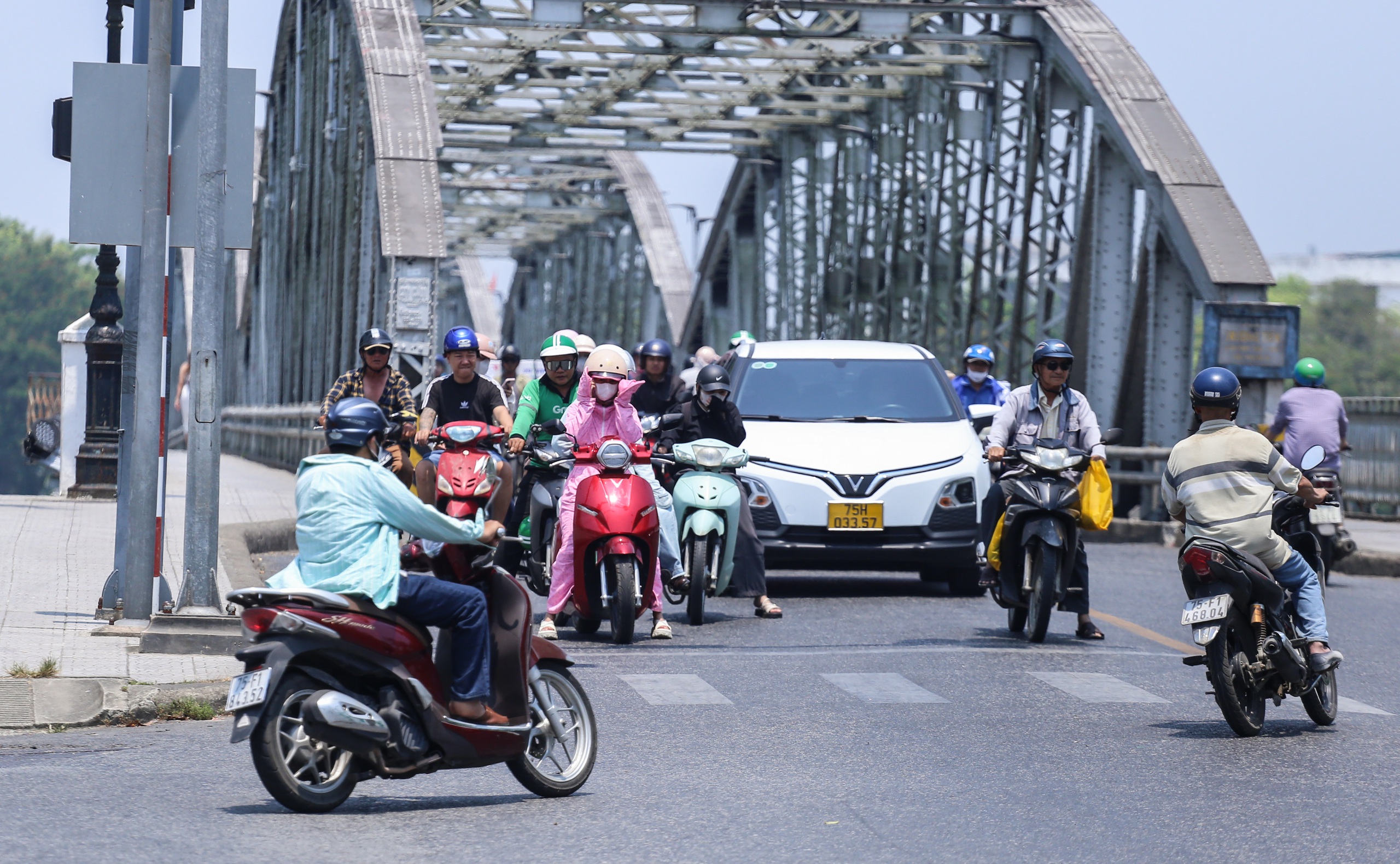 Nắng n&oacute;ng vượt đỉnh điểm, người lao động oằn m&igrave;nh: 'Thở th&ocirc;i cũng đủ mệt'- Ảnh 14.