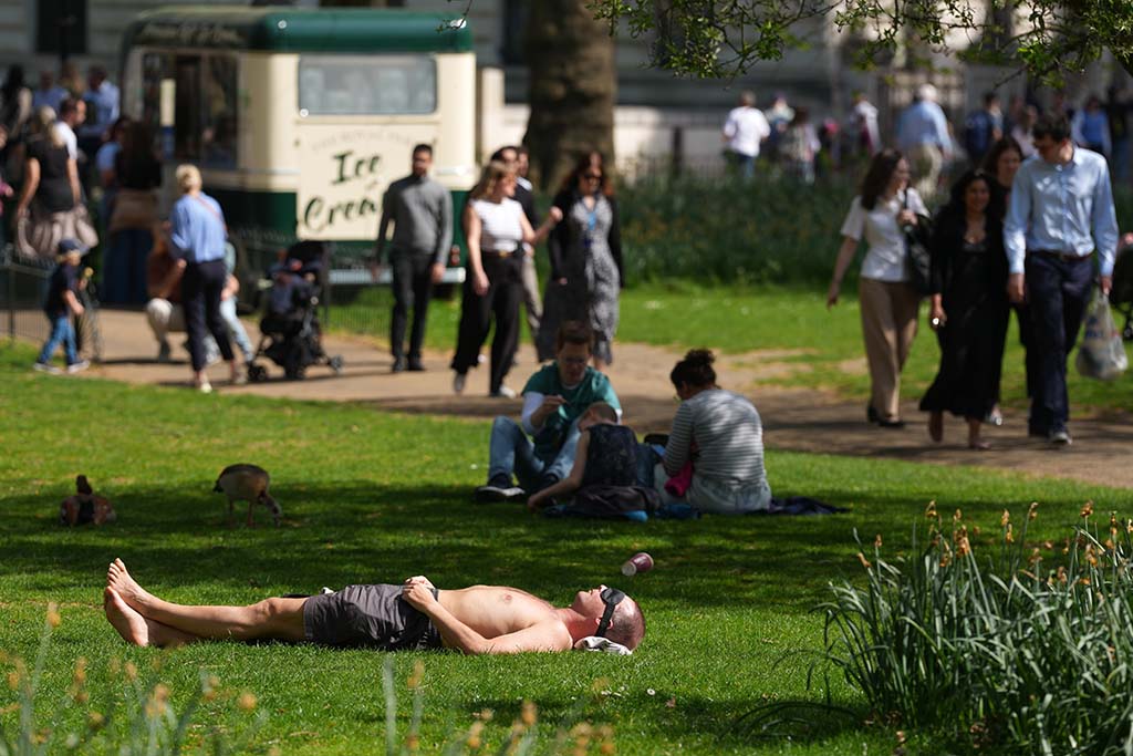 Nắng nóng bất thường, thế giới đối mặt khí hậu 'lệch chuẩn' - Ảnh 1.