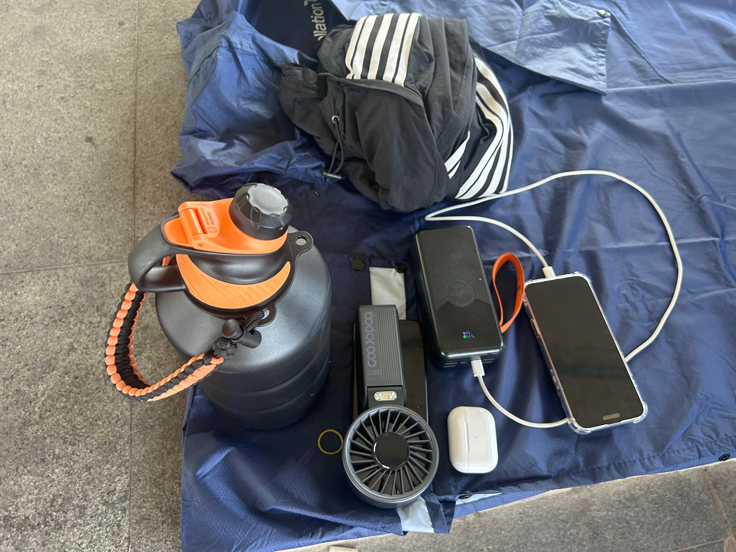 Đây là cách người trẻ chống chọi mùa nắng nóng- Ảnh 2. Đây là cách người trẻ chống chọi mùa nắng nóng- Ảnh 2.