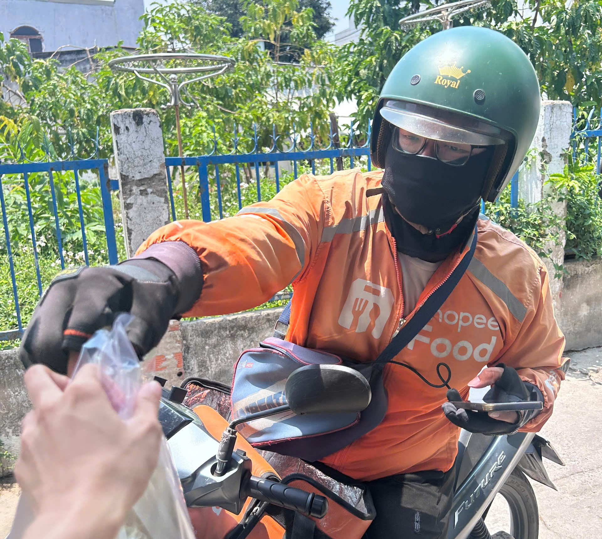 Đây là cách người trẻ chống chọi mùa nắng nóng- Ảnh 3. Đây là cách người trẻ chống chọi mùa nắng nóng- Ảnh 3.