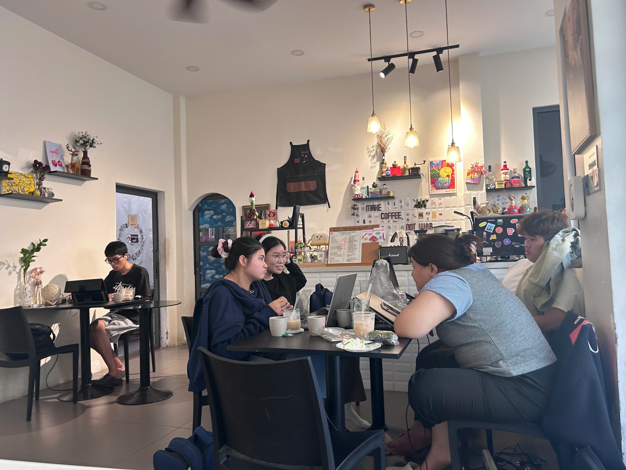 Đây là cách người trẻ chống chọi mùa nắng nóng- Ảnh 4. Đây là cách người trẻ chống chọi mùa nắng nóng- Ảnh 4.