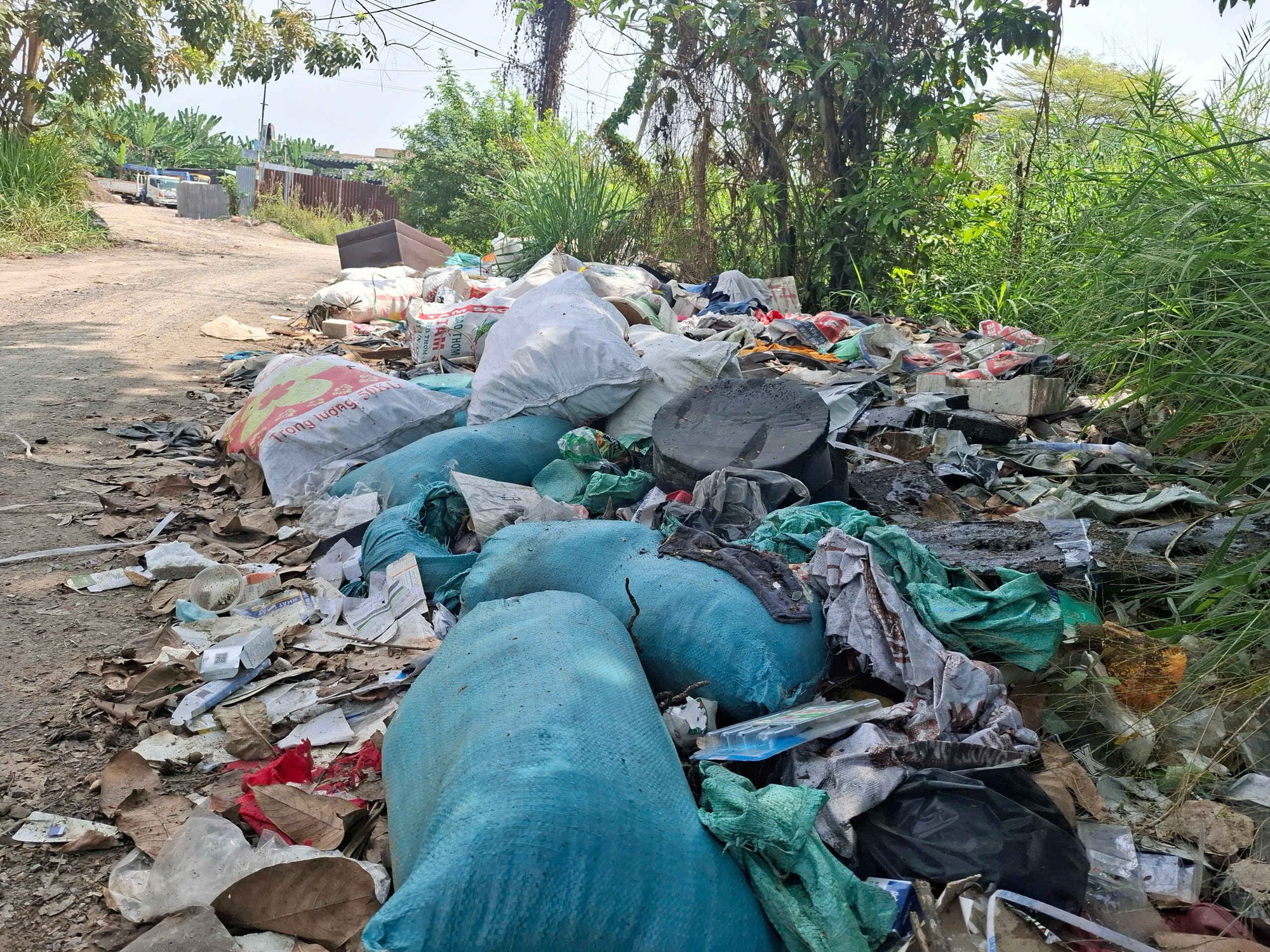 Bãi rác tự phát gây ô nhiễm- Ảnh 1. Bãi rác tự phát gây ô nhiễm- Ảnh 1.