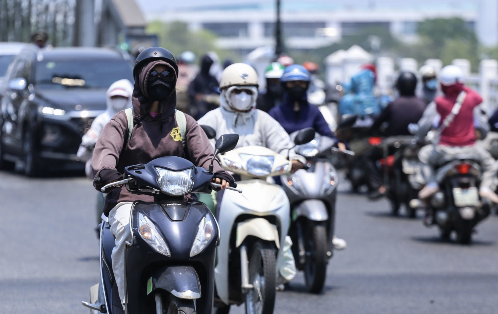 Dự báo thời tiết ngày 27.4: Miền Bắc mưa giông, Nam bộ nắng nóng 37 độ C- Ảnh 1.