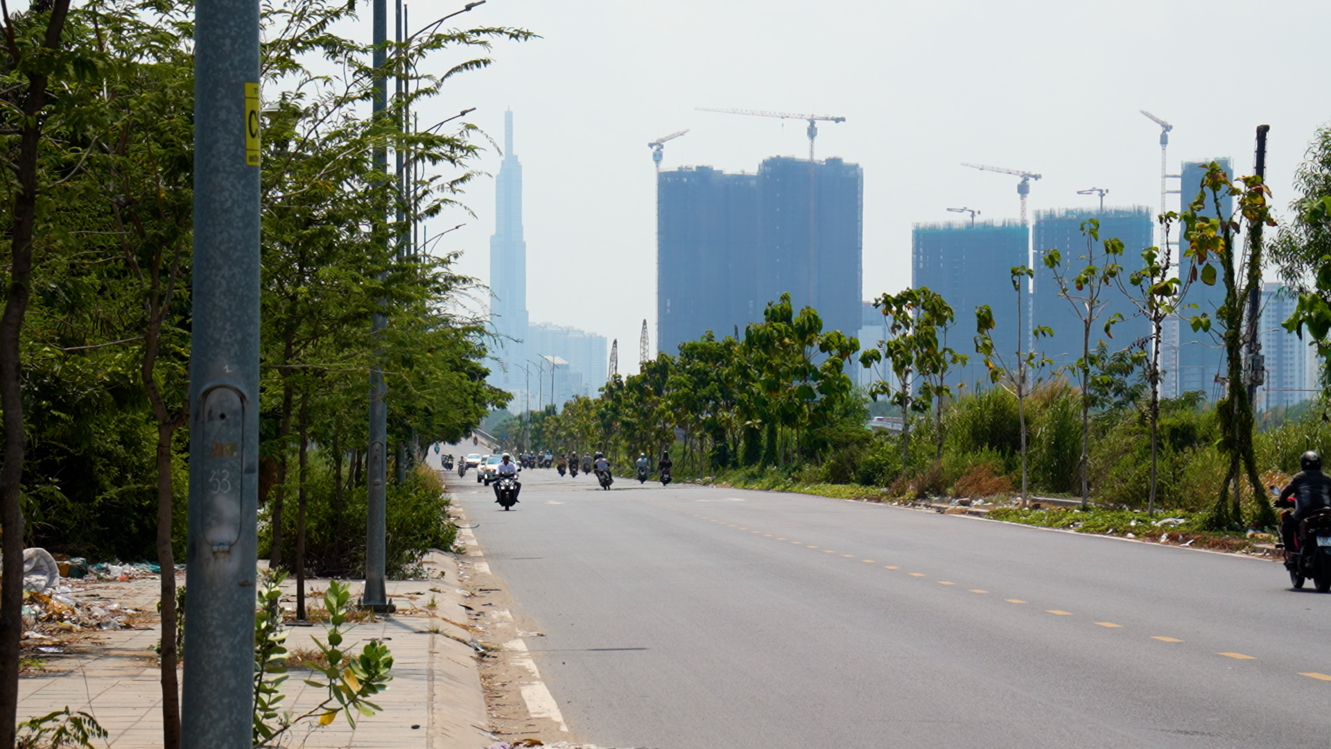 Nắng gắt ở TP.HCM b&agrave;o sức người lao động ngo&agrave;i trời, 'c&oacute; ng&agrave;y uống đến 5 l&iacute;t nước'- Ảnh 1.