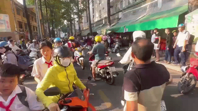 TP.HCM: X&aacute;c minh nh&oacute;m người d&ugrave;ng ghế, đ&aacute; hỗn chiến trước cổng trường - Ảnh 1.