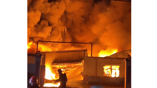 Ch&aacute;y lớn tại c&ocirc;ng ty sơn ở TP.HCM, lửa b&ugrave;ng dữ dội k&egrave;m nhiều tiếng nổ - Ảnh 2.