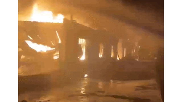 Ch&aacute;y lớn tại c&ocirc;ng ty sơn ở TP.HCM, lửa b&ugrave;ng dữ dội k&egrave;m nhiều tiếng nổ - Ảnh 4.