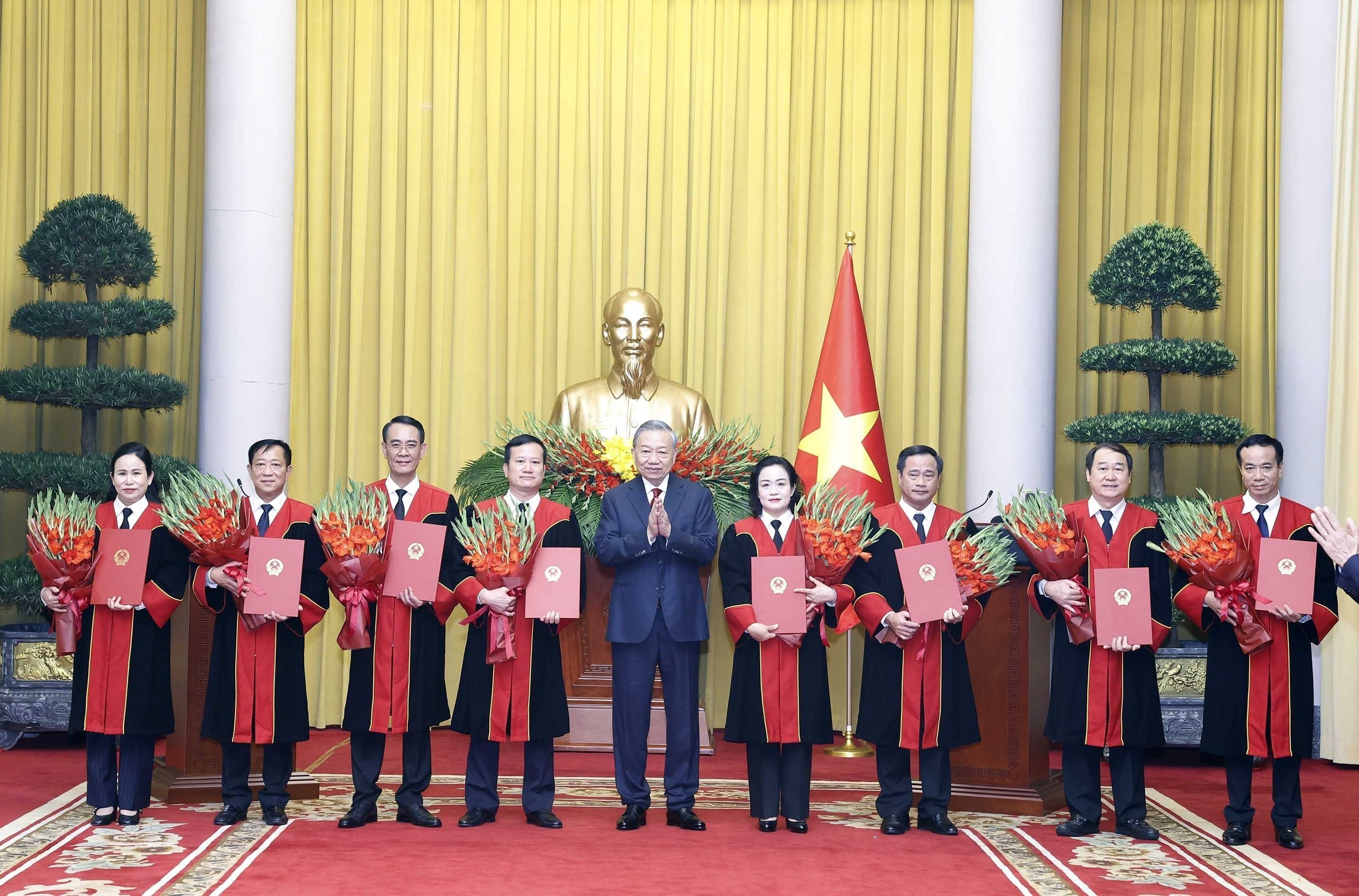 Tổng B&iacute; thư, Chủ tịch nước trao quyết định bổ nhiệm thẩm ph&aacute;n TAND tối cao - Ảnh 1.