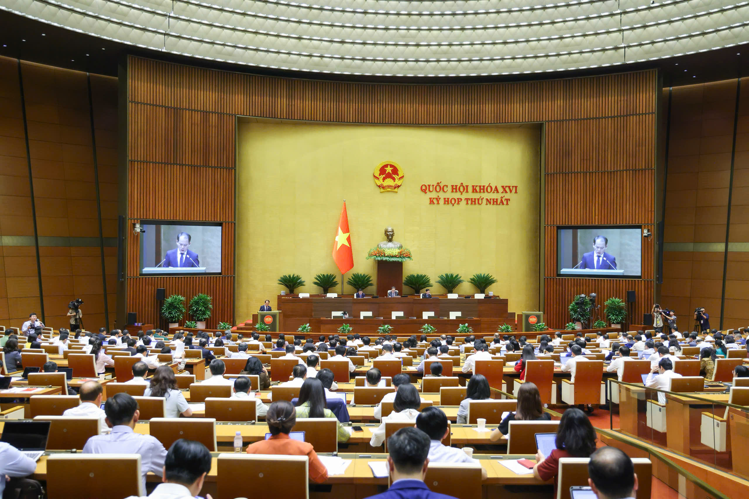 Bộ Ch&iacute;nh trị: Nghi&ecirc;n cứu tổng kết, sửa đổi tổng thể Hiến ph&aacute;p 2013 - Ảnh 2.