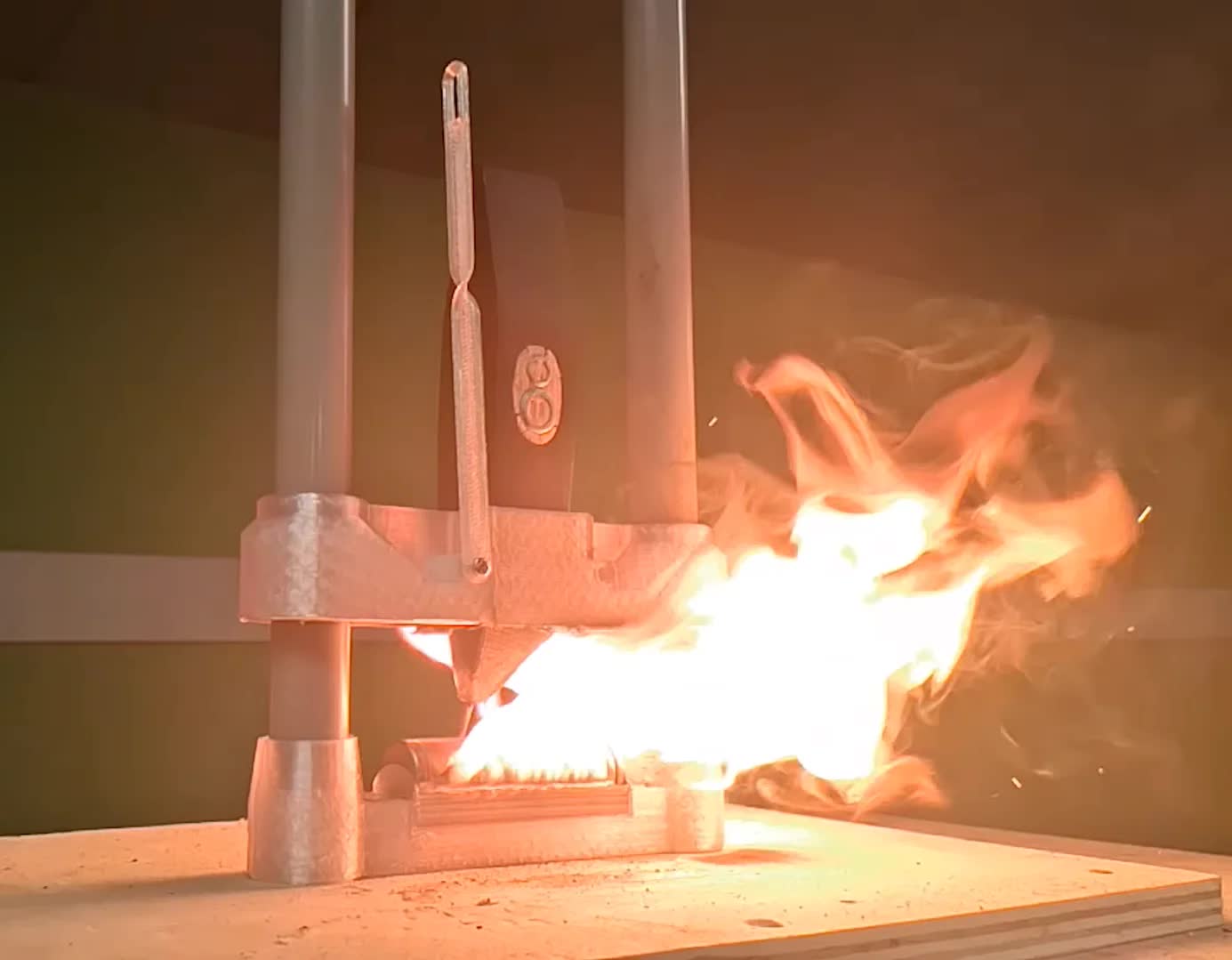 Vì sao nước không phải là giải pháp an toàn khi pin lithium bốc cháy? - Ảnh 1.