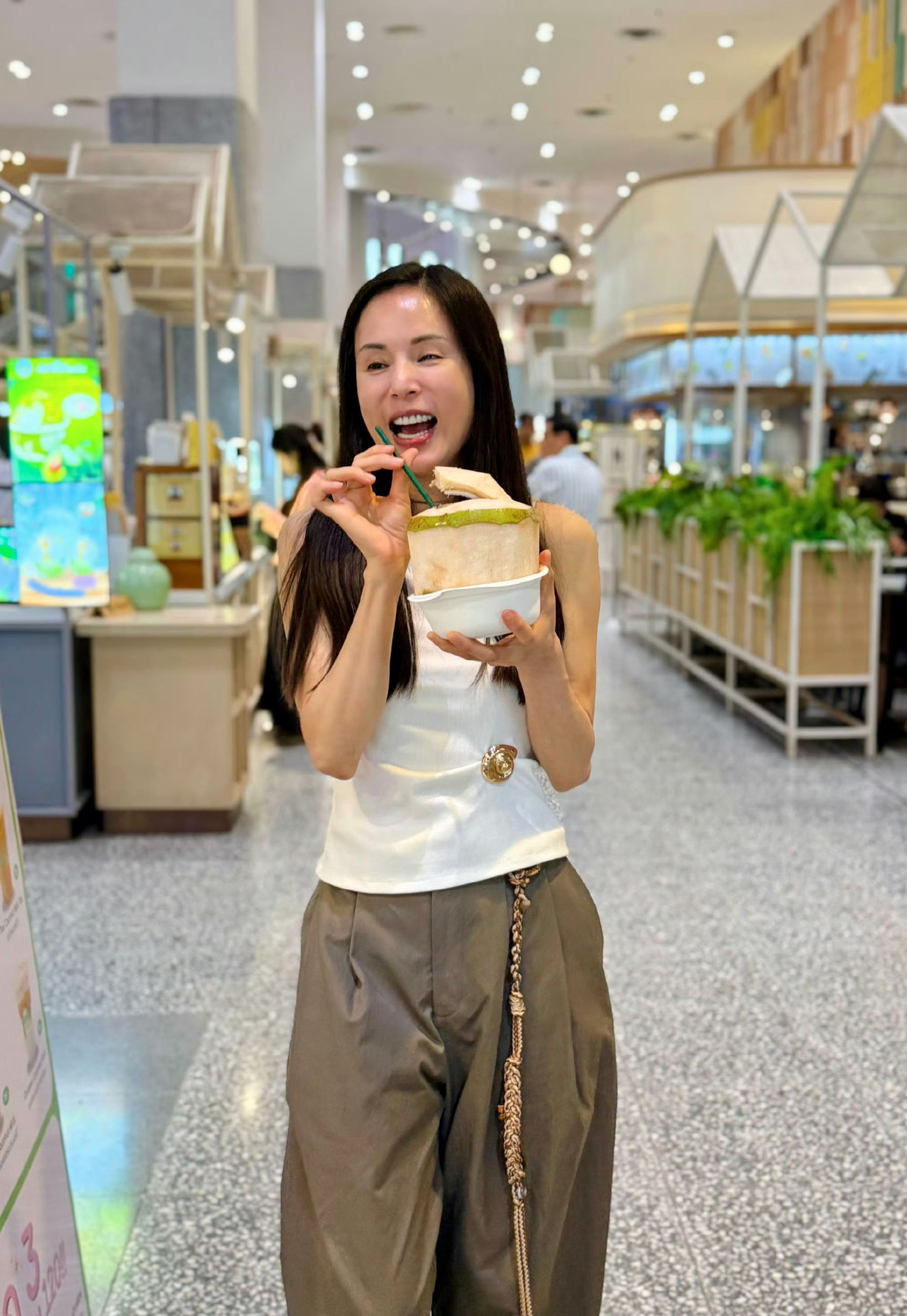 Cuộc sống của 'Tiểu Long Nữ' L&yacute; Nhược Đồng ở tuổi 60 - Ảnh 10.