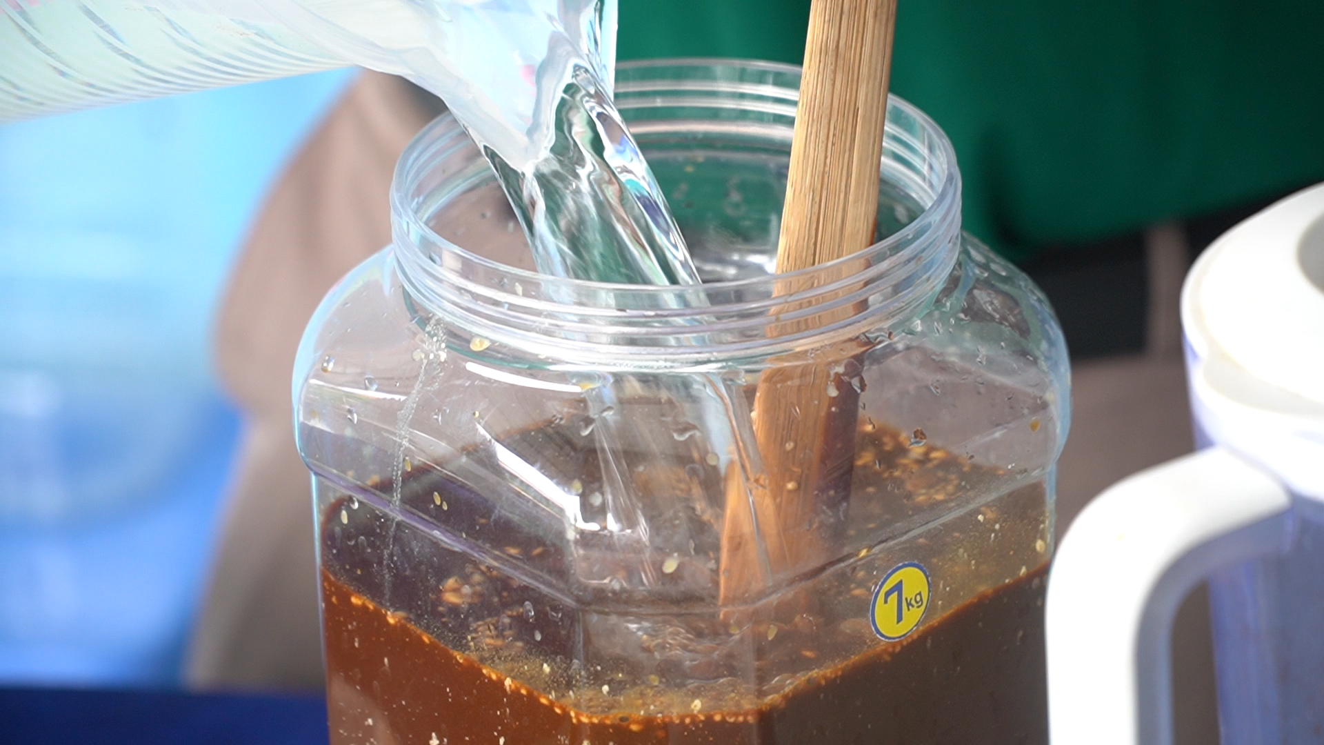 C&ugrave;ng sống xanh số 146: Nu&ocirc;i con t&ocirc;m sạch từ chế phẩm kh&oacute;m - đủ - chuối - Ảnh 1.
