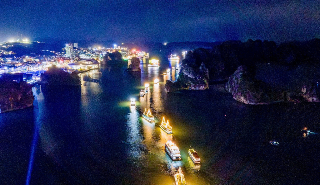 Nghỉ lễ 30.4 - 1.5, du kh&aacute;ch th&iacute;ch m&ecirc; tour đ&ecirc;m Hạ Long- Ảnh 4.