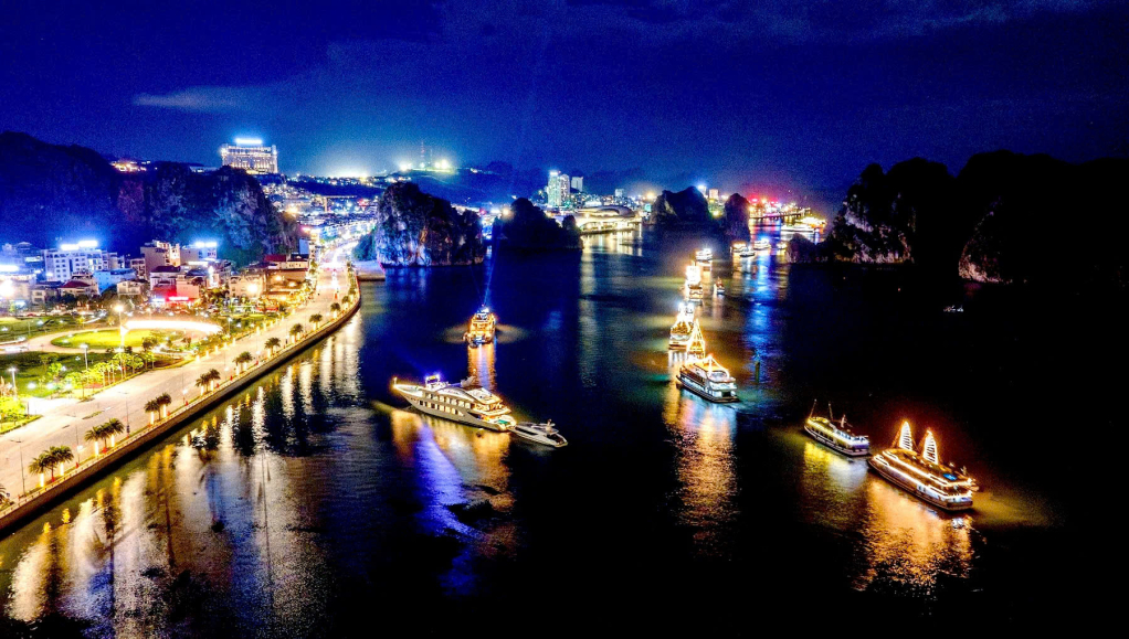 Nghỉ lễ 30.4 - 1.5, du kh&aacute;ch th&iacute;ch m&ecirc; tour đ&ecirc;m Hạ Long- Ảnh 3.