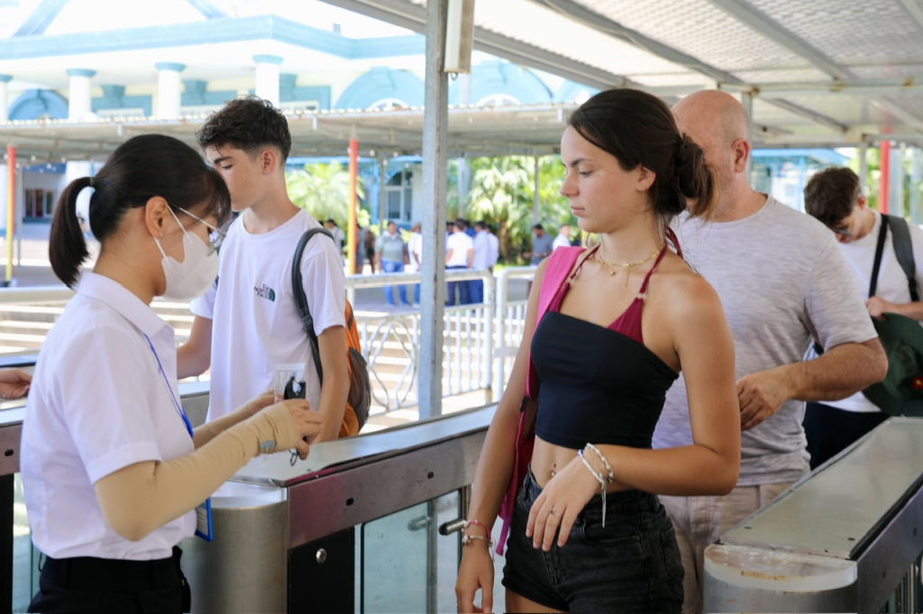 Nghỉ lễ 30.4 - 1.5, du kh&aacute;ch th&iacute;ch m&ecirc; tour đ&ecirc;m Hạ Long- Ảnh 8.