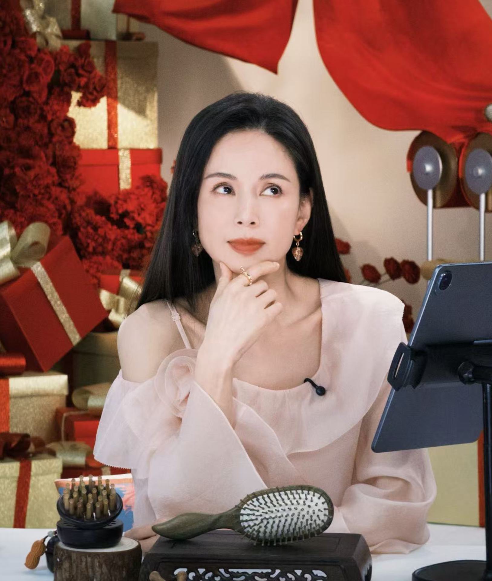 Cuộc sống của 'Tiểu Long Nữ' L&yacute; Nhược Đồng ở tuổi 60 - Ảnh 7.
