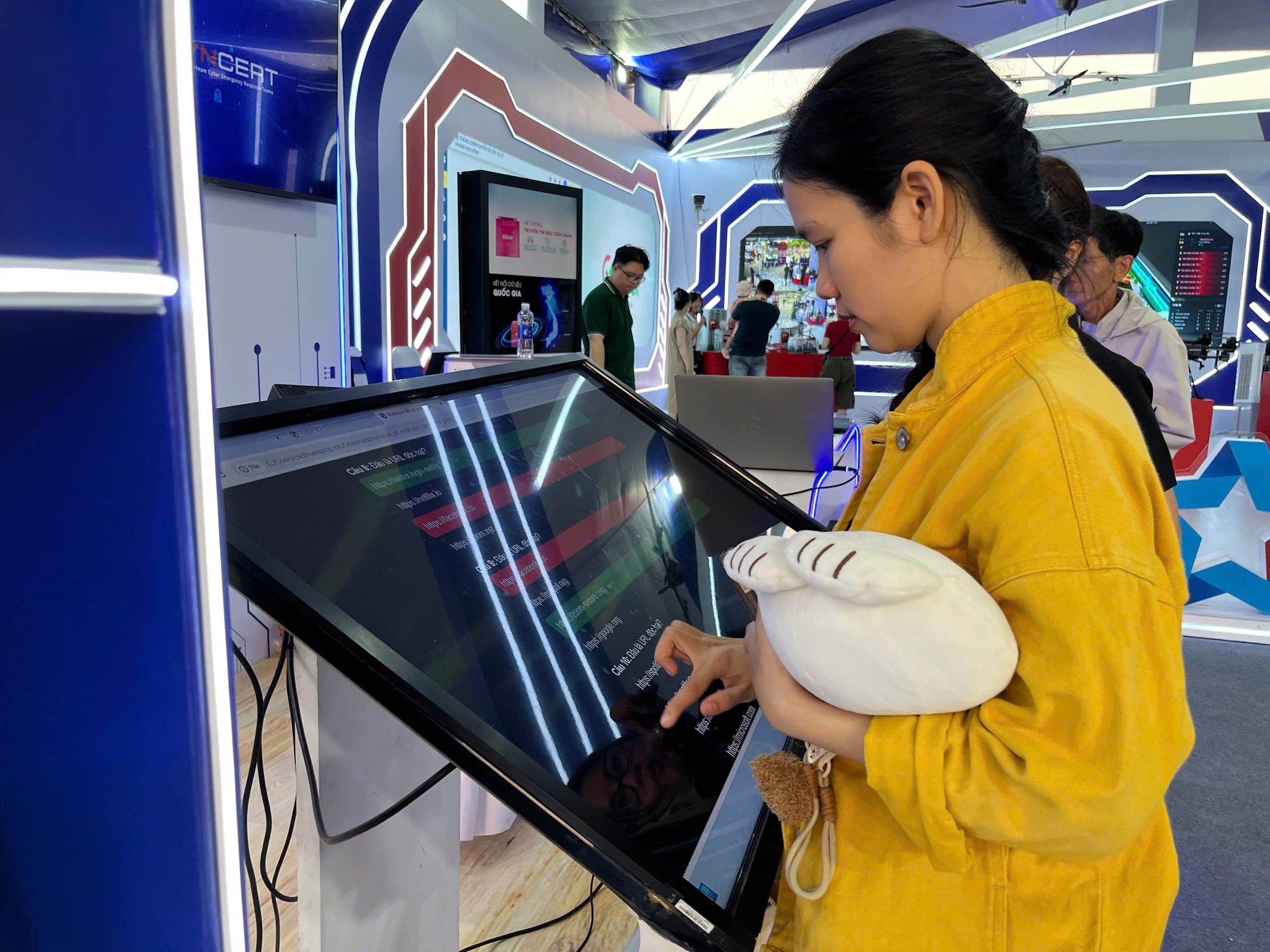 Triển l&atilde;m Tổ quốc b&igrave;nh y&ecirc;n: 'Chạm' v&agrave;o lịch sử bằng c&ocirc;ng nghệ v&agrave; tr&aacute;i tim- Ảnh 14.