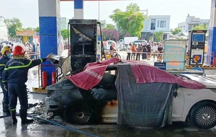 Ô tô bốc cháy khi đổ xăng ở Đà Nẵng: Danh tính 2 người tử vong- Ảnh 1.