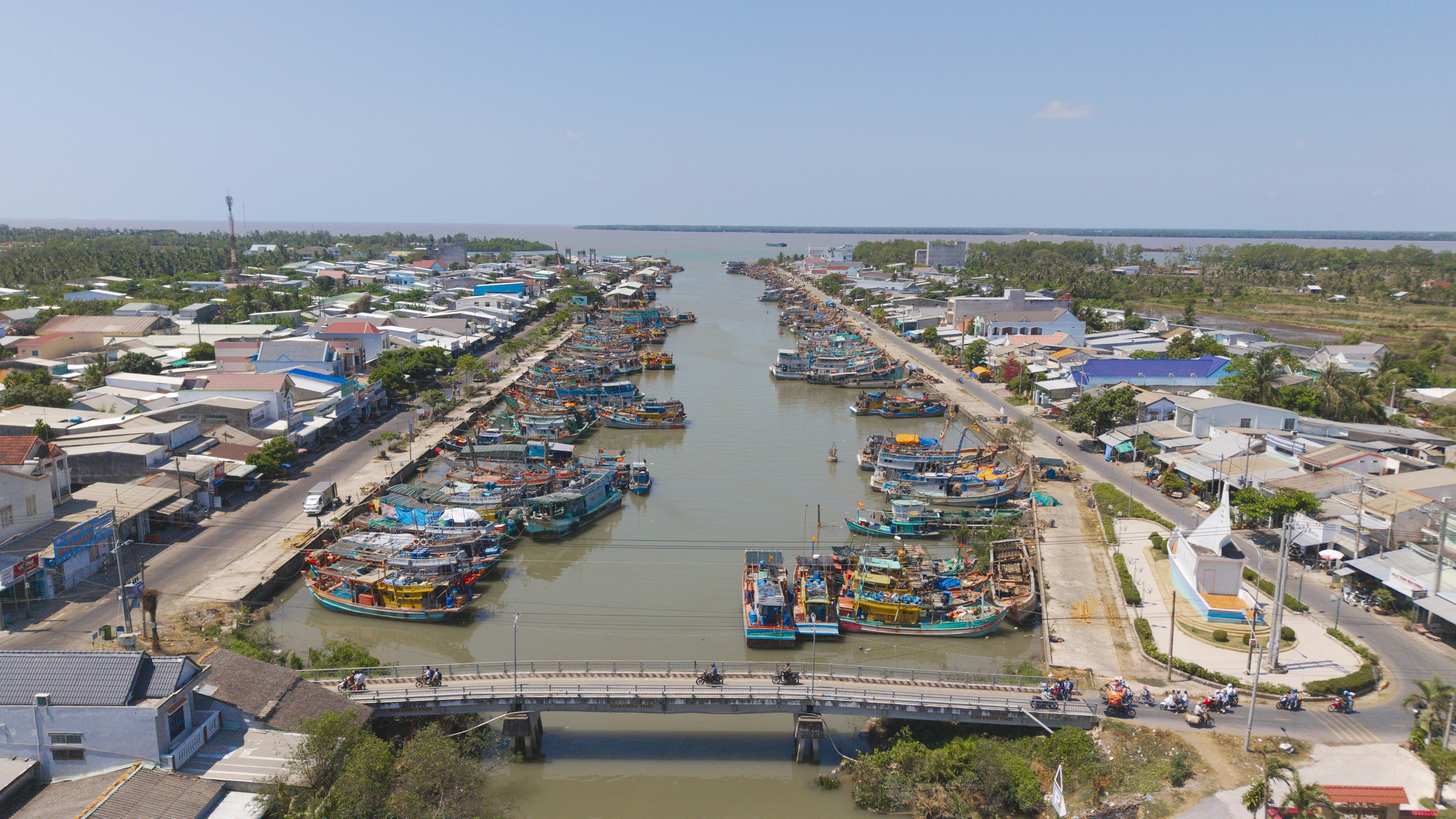 Ngư d&acirc;n Vĩnh Long ra khơi m&ugrave;a biển n&ocirc;ng, thuyền về đầy ắp hải sản- Ảnh 1.