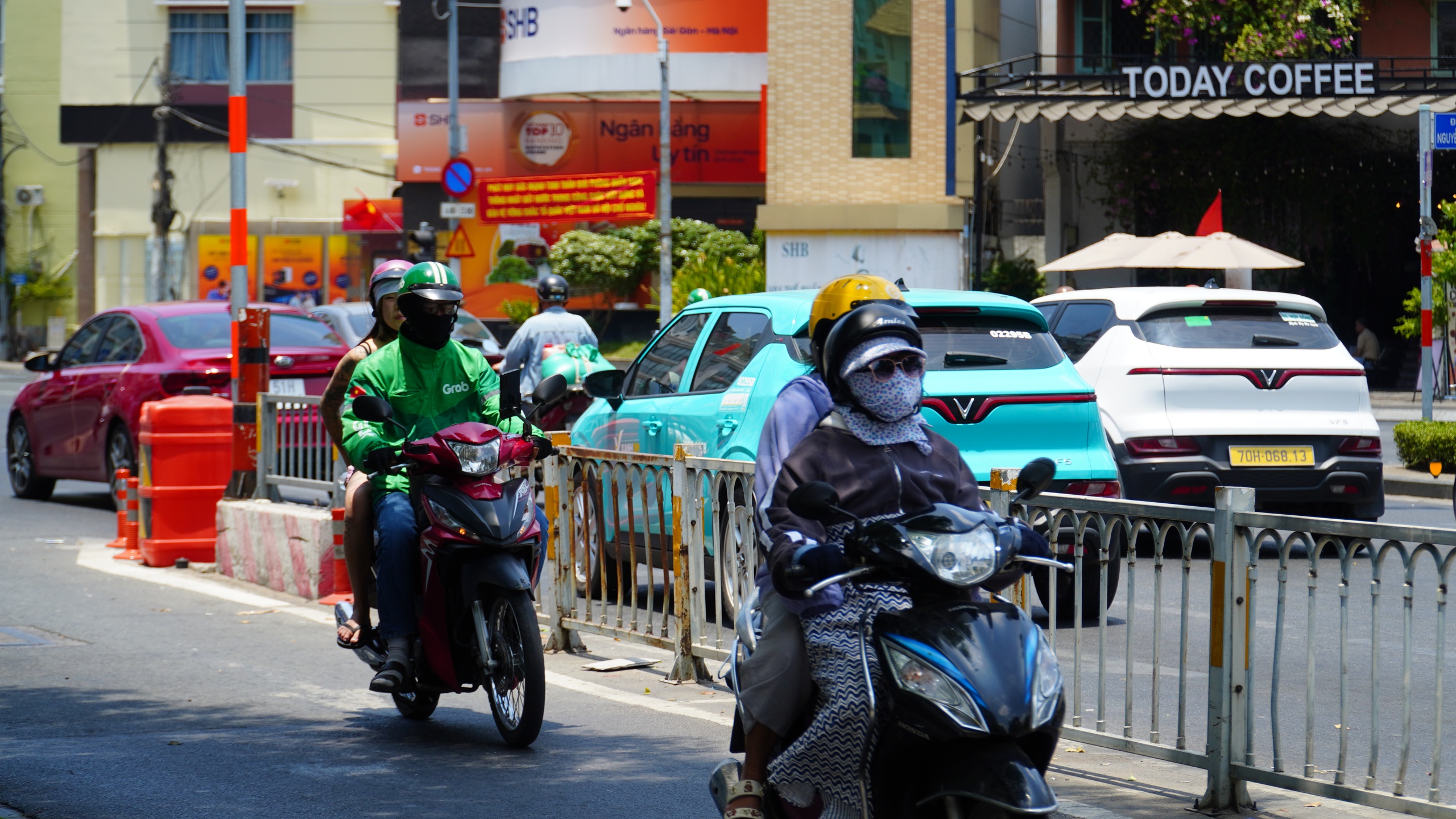 Mưu sinh ng&agrave;y Quốc tế lao động: Người tranh thủ kiếm tiền, người kh&ocirc;ng nỡ nghỉ - Ảnh 1.