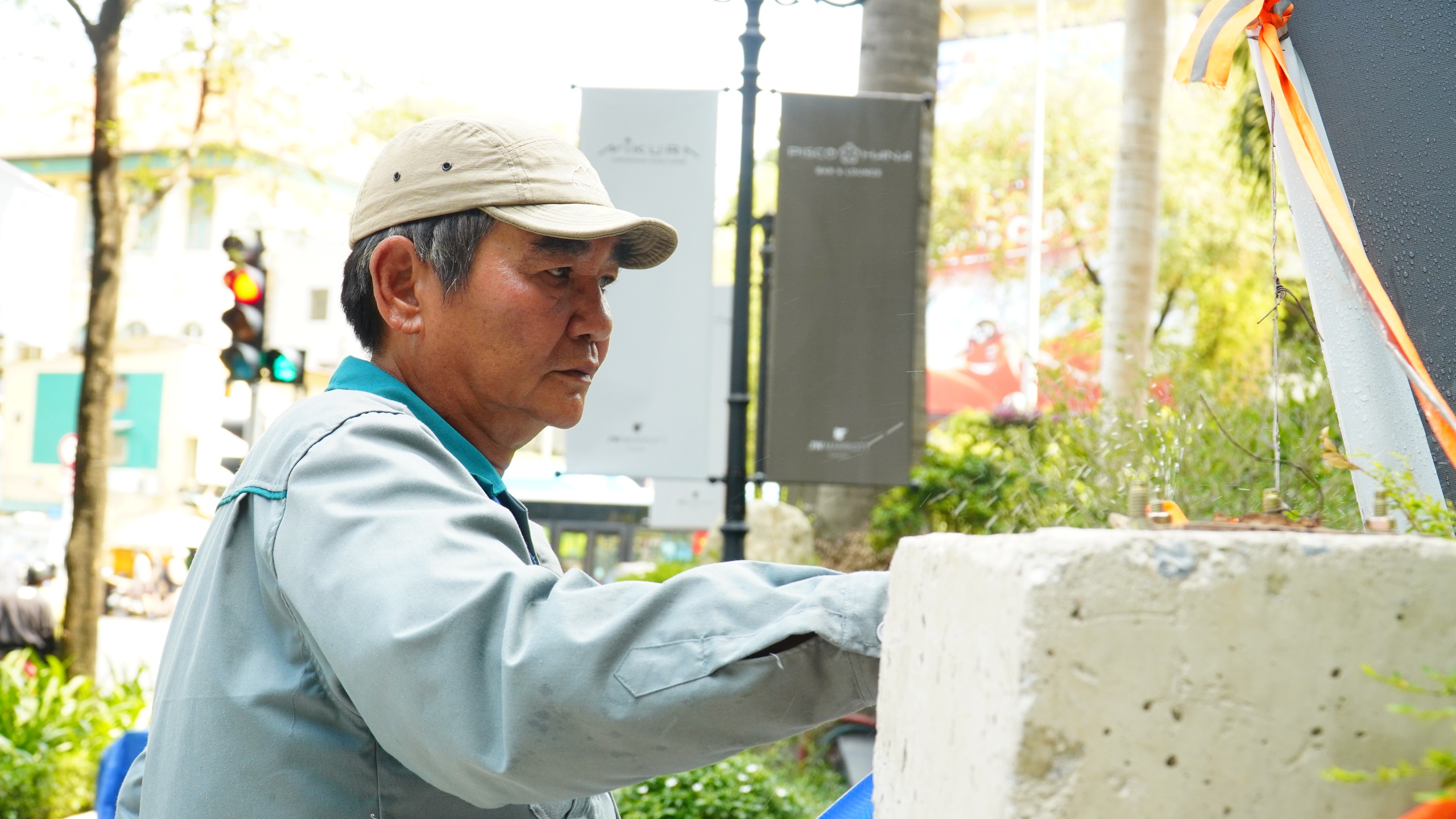 Mưu sinh ng&agrave;y Quốc tế lao động: Người tranh thủ kiếm tiền, người kh&ocirc;ng nỡ nghỉ - Ảnh 3.