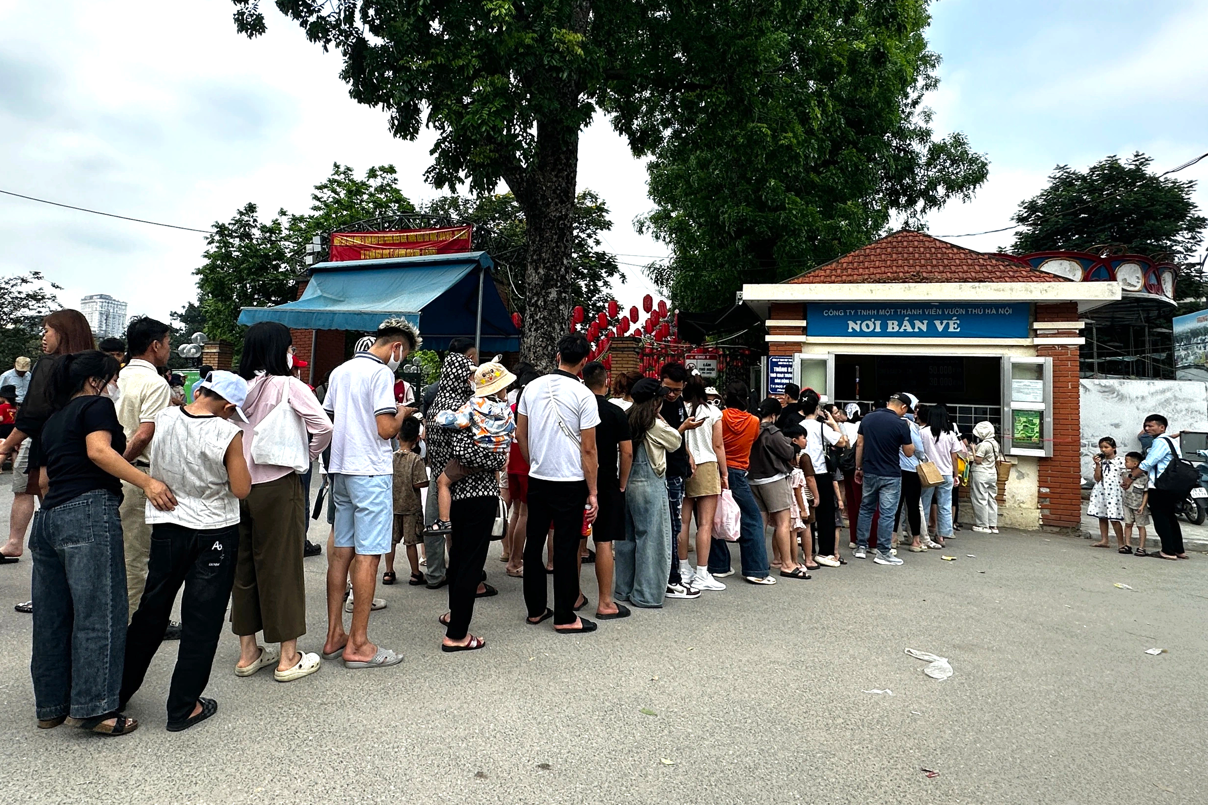Vườn th&uacute; H&agrave; Nội đ&ocirc;ng nghịt người, loa ph&aacute;t thanh li&ecirc;n tục cảnh b&aacute;o m&oacute;c t&uacute;i- Ảnh 1.