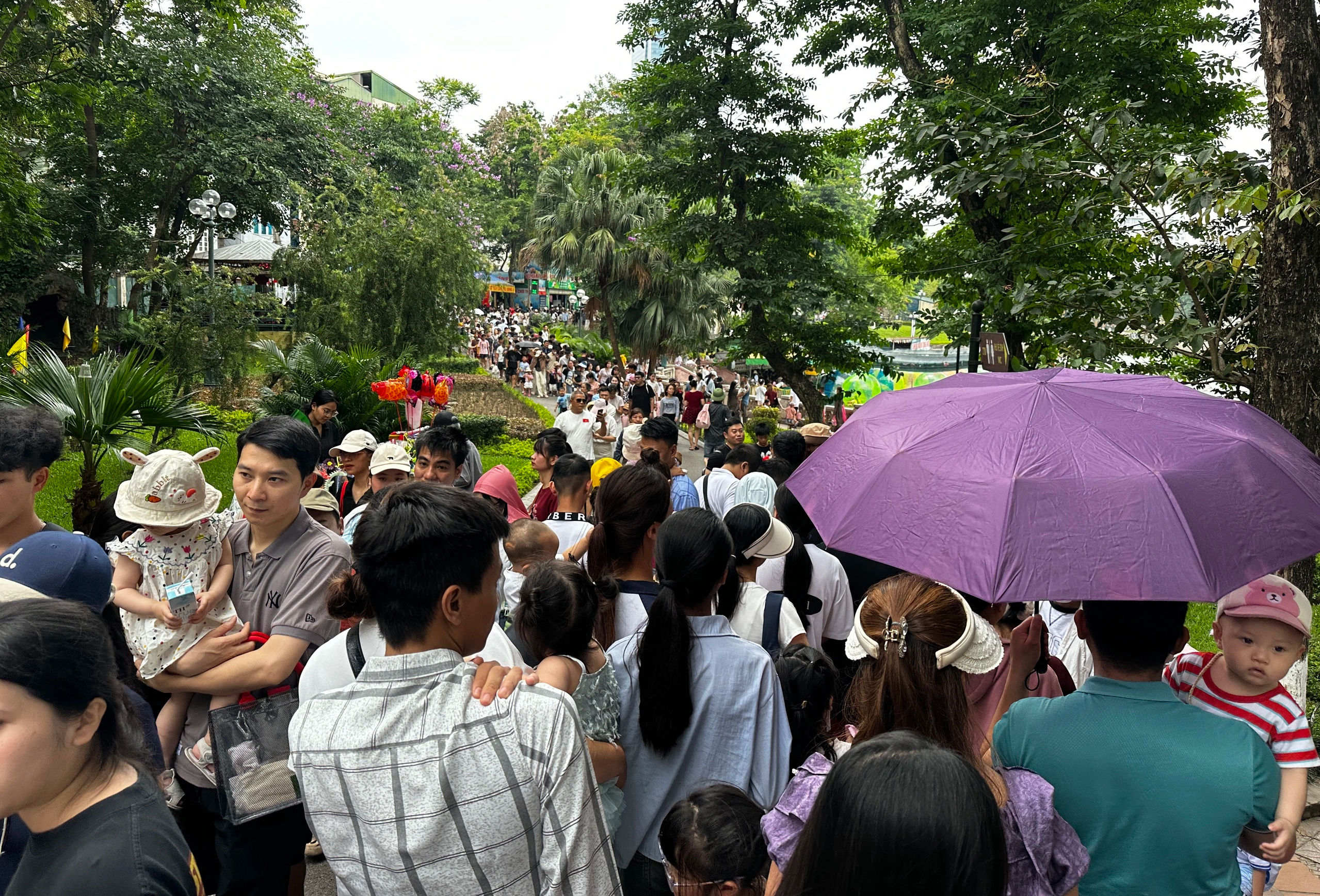 Vườn th&uacute; H&agrave; Nội đ&ocirc;ng nghịt người, loa ph&aacute;t thanh li&ecirc;n tục cảnh b&aacute;o m&oacute;c t&uacute;i- Ảnh 2.
