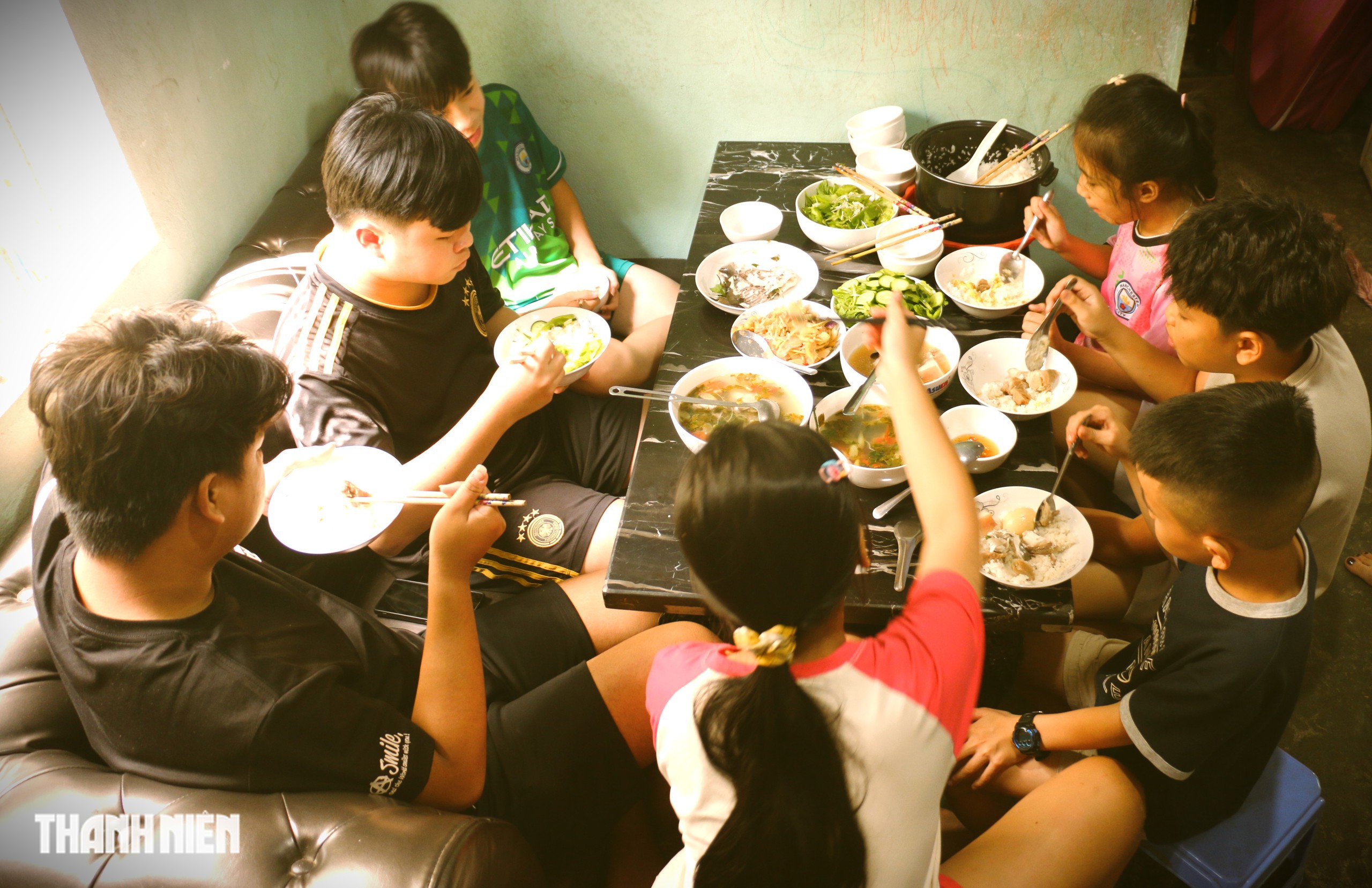 Mấy 'đội ăn chực' lại c&oacute; mặt ở nh&agrave; &ocirc;ng b&agrave; - Ảnh 6.