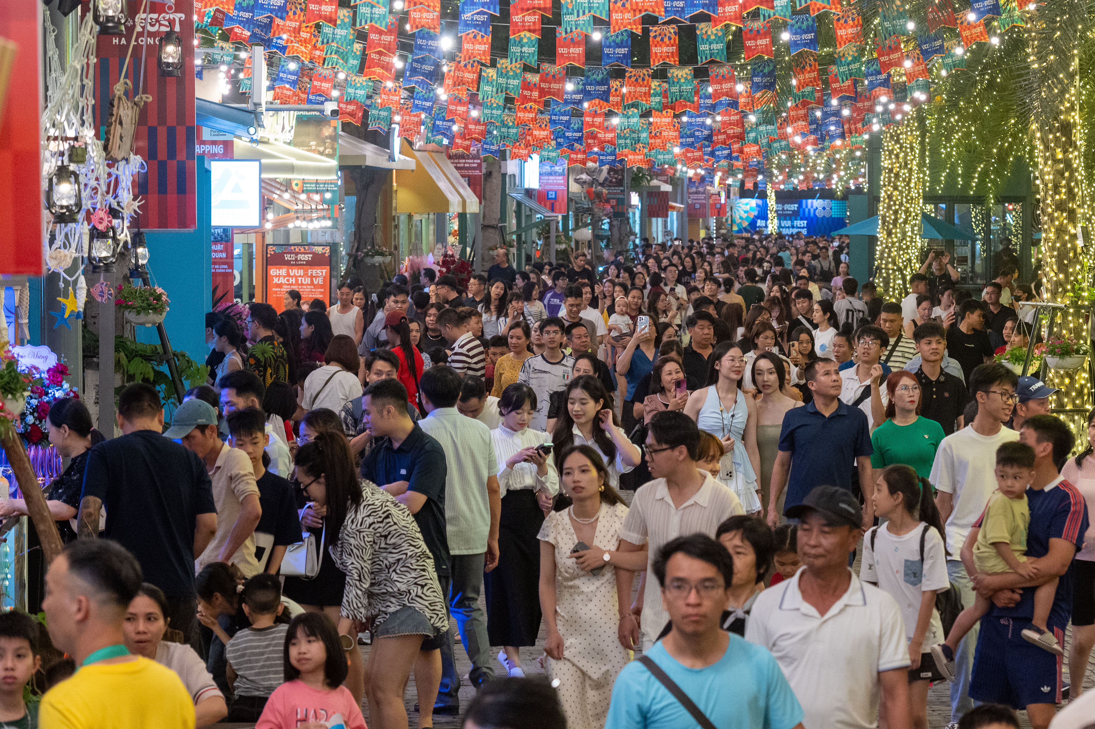 Nghỉ lễ 30.4 - 1.5, du kh&aacute;ch th&iacute;ch m&ecirc; tour đ&ecirc;m Hạ Long- Ảnh 6.