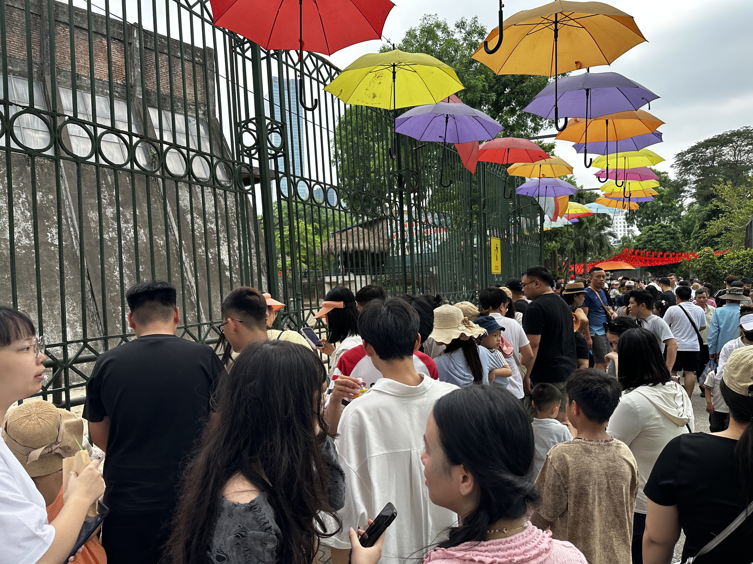 Vườn th&uacute; H&agrave; Nội đ&ocirc;ng nghịt người, loa ph&aacute;t thanh li&ecirc;n tục cảnh b&aacute;o m&oacute;c t&uacute;i- Ảnh 5.