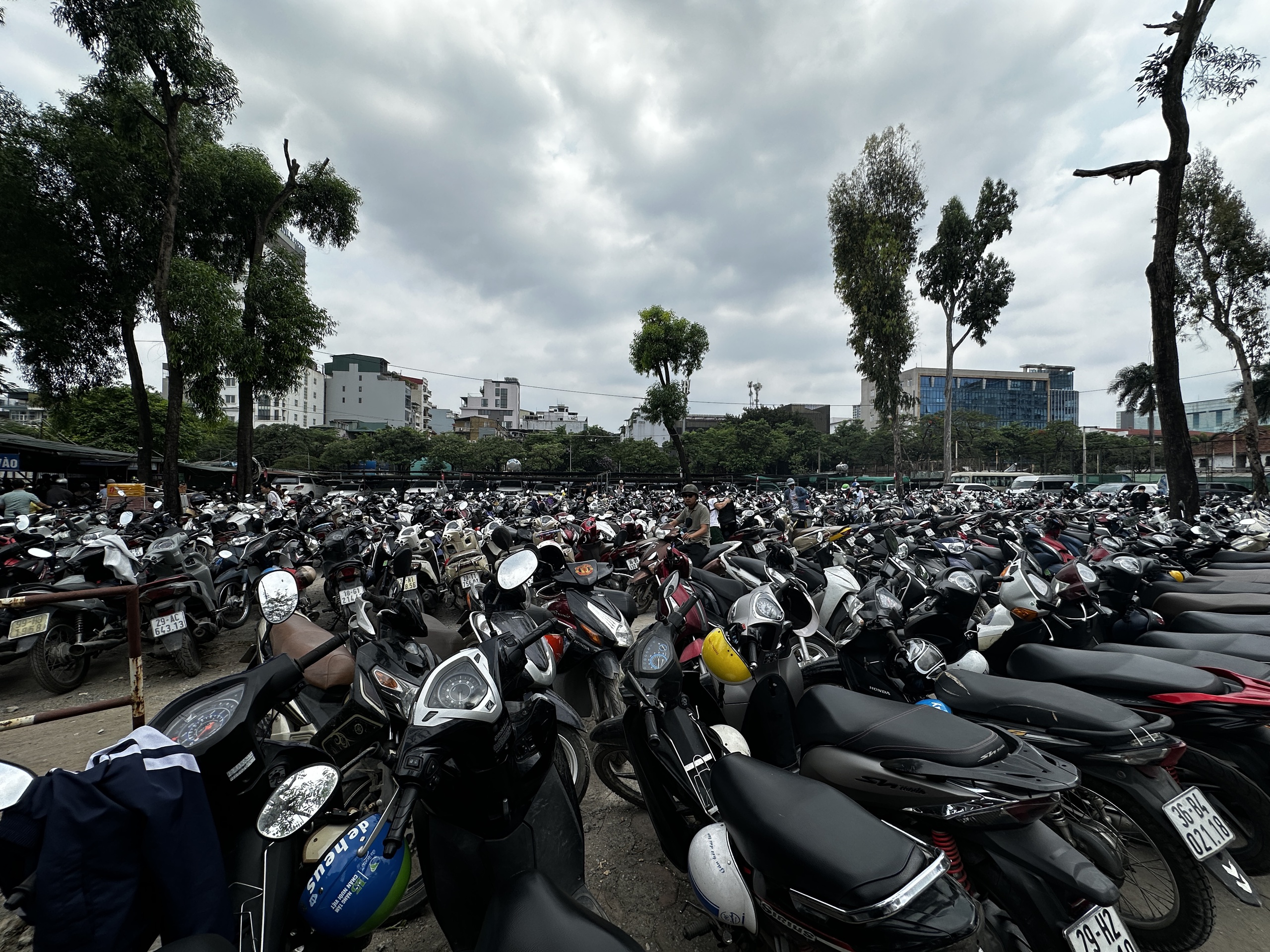Vườn th&uacute; H&agrave; Nội đ&ocirc;ng nghịt người, loa ph&aacute;t thanh li&ecirc;n tục cảnh b&aacute;o m&oacute;c t&uacute;i- Ảnh 8.