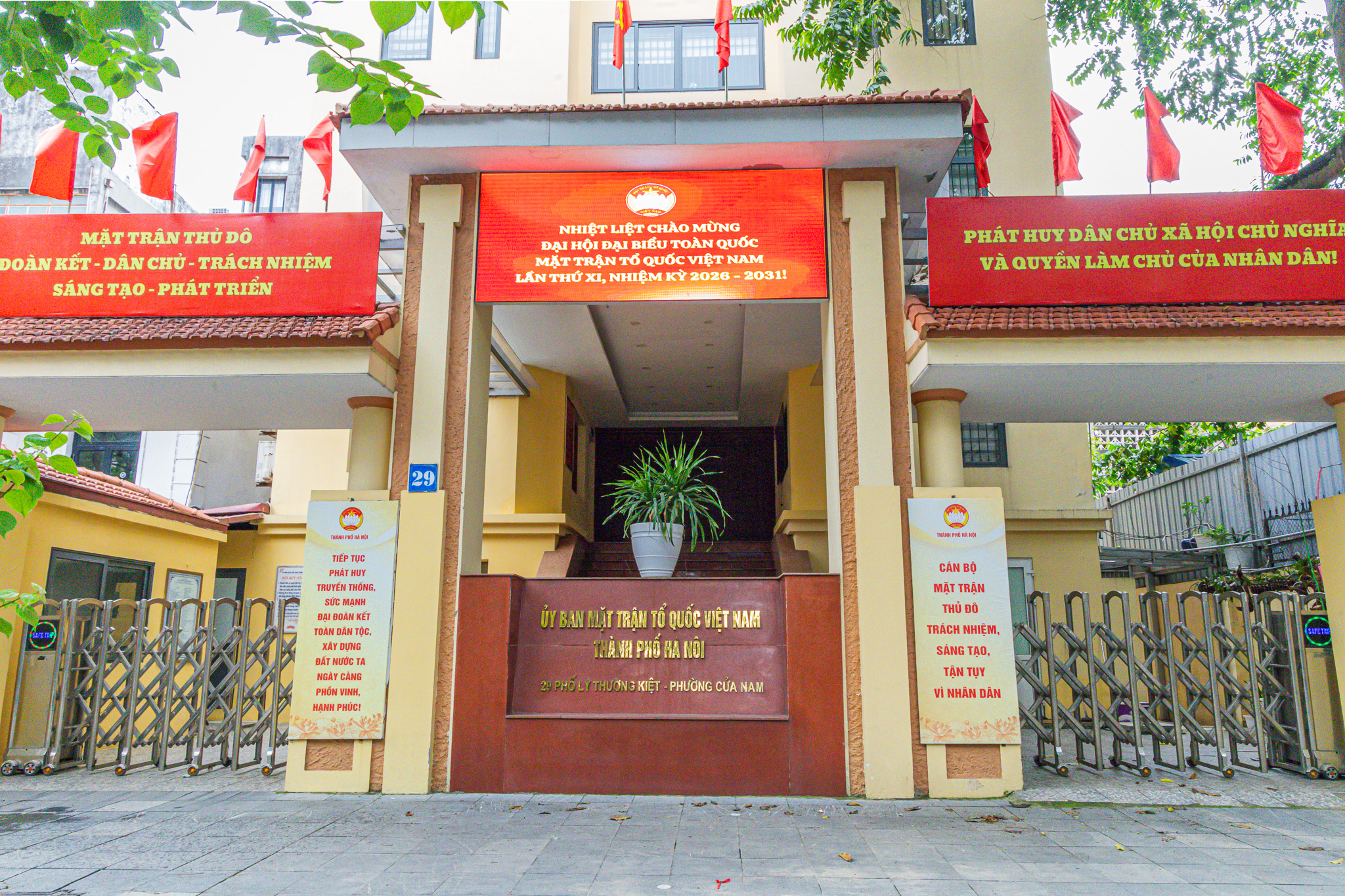H&agrave; Nội rực rỡ cờ hoa trước thềm Đại hội MTTQ Việt Nam lần thứ XI- Ảnh 1.